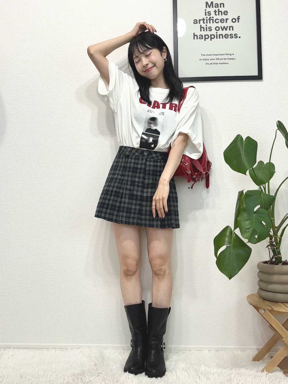 「お出かけコーデ、プチプラ、アツいコーデ全部見せ、夏コーデ、チェック、チェックスカート、Tシャツ、白Tシャツ、ロゴT、ブーツ、韓国ファッション、秋服準備はじめました、デートコーデ、休日スタイル、ショルダーバッグ」｜「ChillfarのグラフィックミックスTシャツ（Tシャツ/カットソー、ホワイト系）」を使った、りなてぃさん（骨格ストレート・レディース・150cm）の夏コーディネートの1枚目の写真