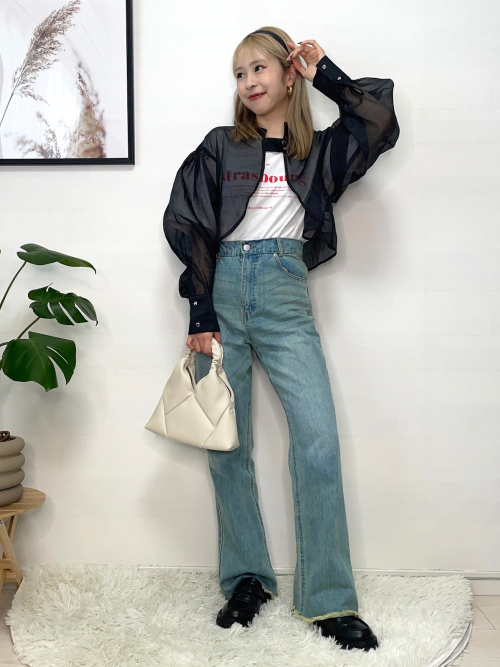 ブラック系のシャツ/ブラウス、ホワイト系のTシャツ/カットソー、ブルー系のデニムパンツを着用したレディースの春コーディネートの1枚目の写真