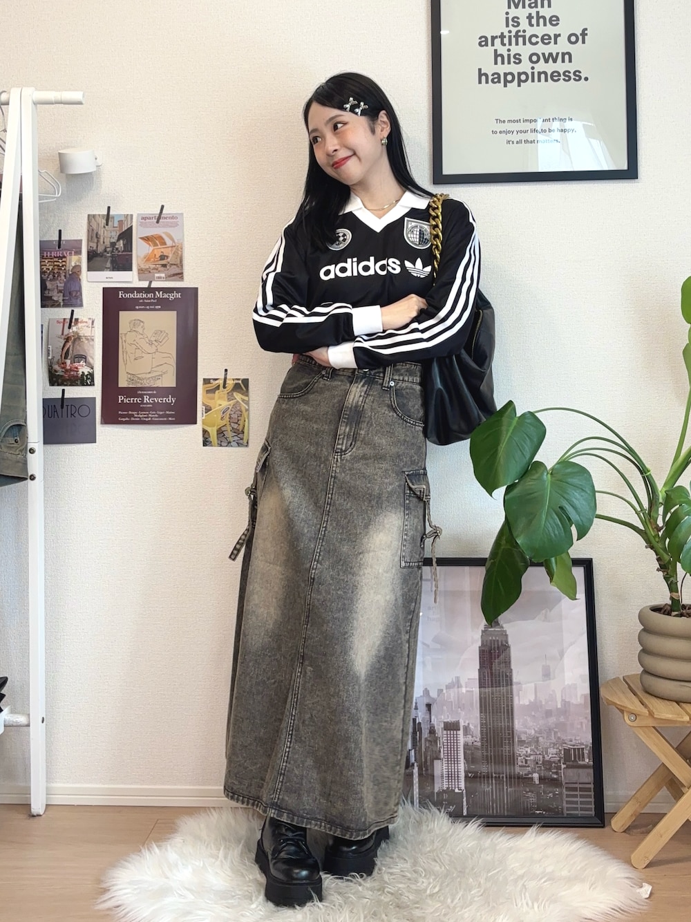 「秋っぽコーデ更新中、秋コーデ、休日スタイル、adidas、スポーツミックス、プチプラ、厚底シューズ、ブーツ、デニム、ロングスカート、ショルダーバッグ、韓国ファッション、デートコーデ、テーマパークコーデ、ハロウィン」｜「adidasのフットボール 長袖Tシャツ / アディダスオリジナルス adidas Originals（Tシャツ/カットソー、ブラック系）」を使った、りなてぃさん（骨格ストレート・レディース・150cm）の秋コーディネートの1枚目の写真