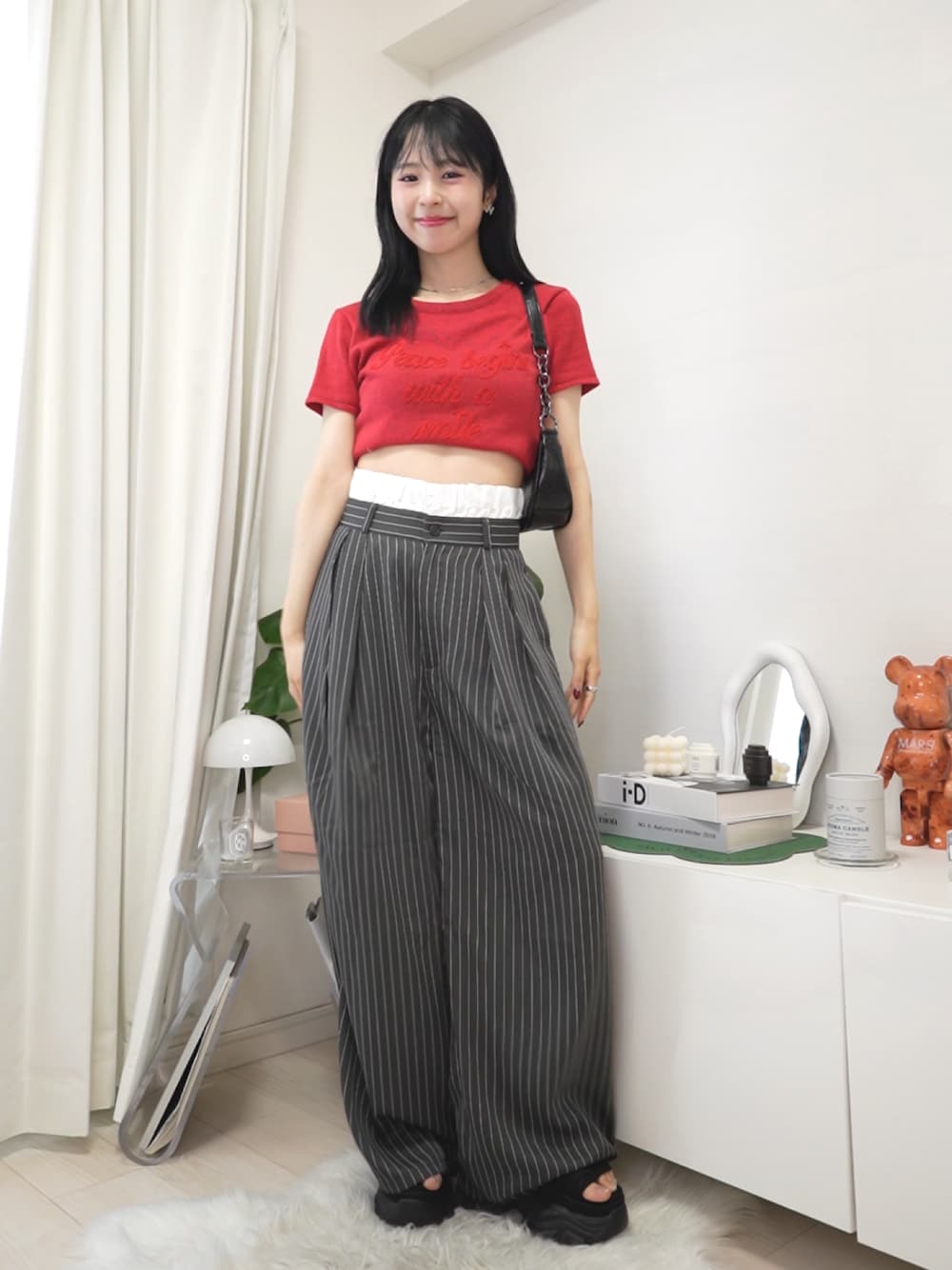 「休日スタイル、きれいめカジュアル、韓国ファッション、お出かけコーデ、赤、Tシャツ、ロゴT、ストライプ、サンダル、厚底シューズ、ショルダーバッグ、夏コーデ、パンツスタイル、プチプラ、低身長」｜「LAGUA GEMのEMBROIDERY HIGH GAUGE ニット（Tシャツ/カットソー、レッド系）」を使った、りなてぃさん（骨格ストレート・レディース・150cm）の夏コーディネートの1枚目の写真