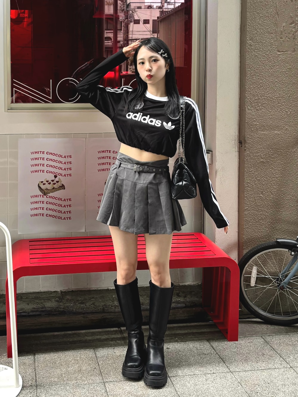 「秋っぽコーデ更新中、adidas、ショート丈、ミニスカート、ロングブーツ、厚底シューズ、ショルダーバッグ、お出かけコーデ、低身長コーデ、韓国ファッション、スポーツミックス、休日スタイル、秋コーデ、プチプラ、GRL」｜「adidasの長袖 クロップTシャツ / アディダスオリジナルス adidas Originals（Tシャツ/カットソー、ブラック系）」を使った、りなてぃさん（骨格ストレート・レディース・150cm）の秋コーディネートの1枚目の写真