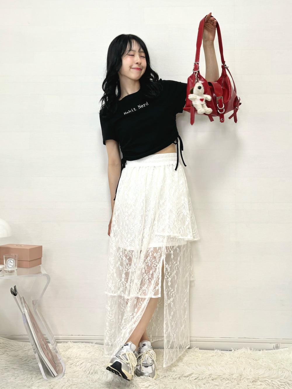 「夏コーデ、テーマパークコーデ、シンプル、ロゴT、Tシャツ、レース、レーススカート、バレエコア、スニーカー、NIKE、ショルダーバッグ、赤、韓国ファッション、きれいめカジュアル、休日スタイル」｜「Carmeloのパテントリングショルダーバッグ / boucle patent leather bag（ショルダーバッグ、レッド系）」を使った、りなてぃさん（骨格ストレート・レディース・150cm）の夏コーディネートの1枚目の写真