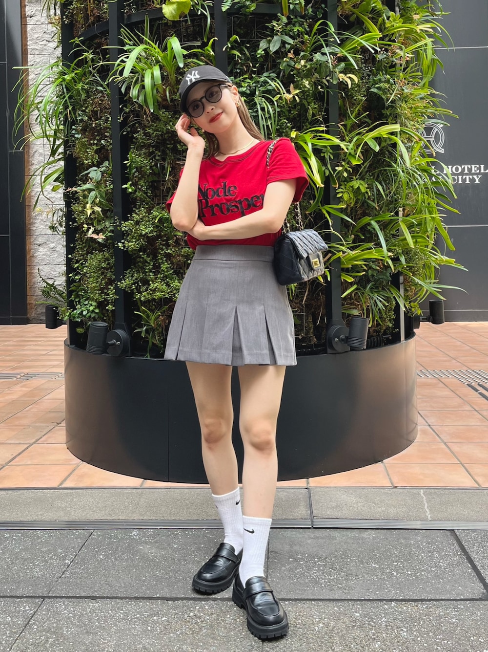 「ロゴT、Tシャツ、カラー×コーデ、ショルダーバッグ、ミニスカート、ローファー、厚底シューズ、キャップ、きれいめカジュアル、スポーツミックス、お出かけコーデ、休日スタイル、韓国ファッション、グレー、サングラス」｜「NEW ERAの【NEW ERA】9TWENTY MLB BASEBALL CAP /【ニューエラ】920 ナイントゥエンティ メジャーリーグ ベースボール キャップ（キャップ、ブラック系）」を使った、りなてぃさん（骨格ストレート・レディース・150cm）の秋コーディネートの1枚目の写真