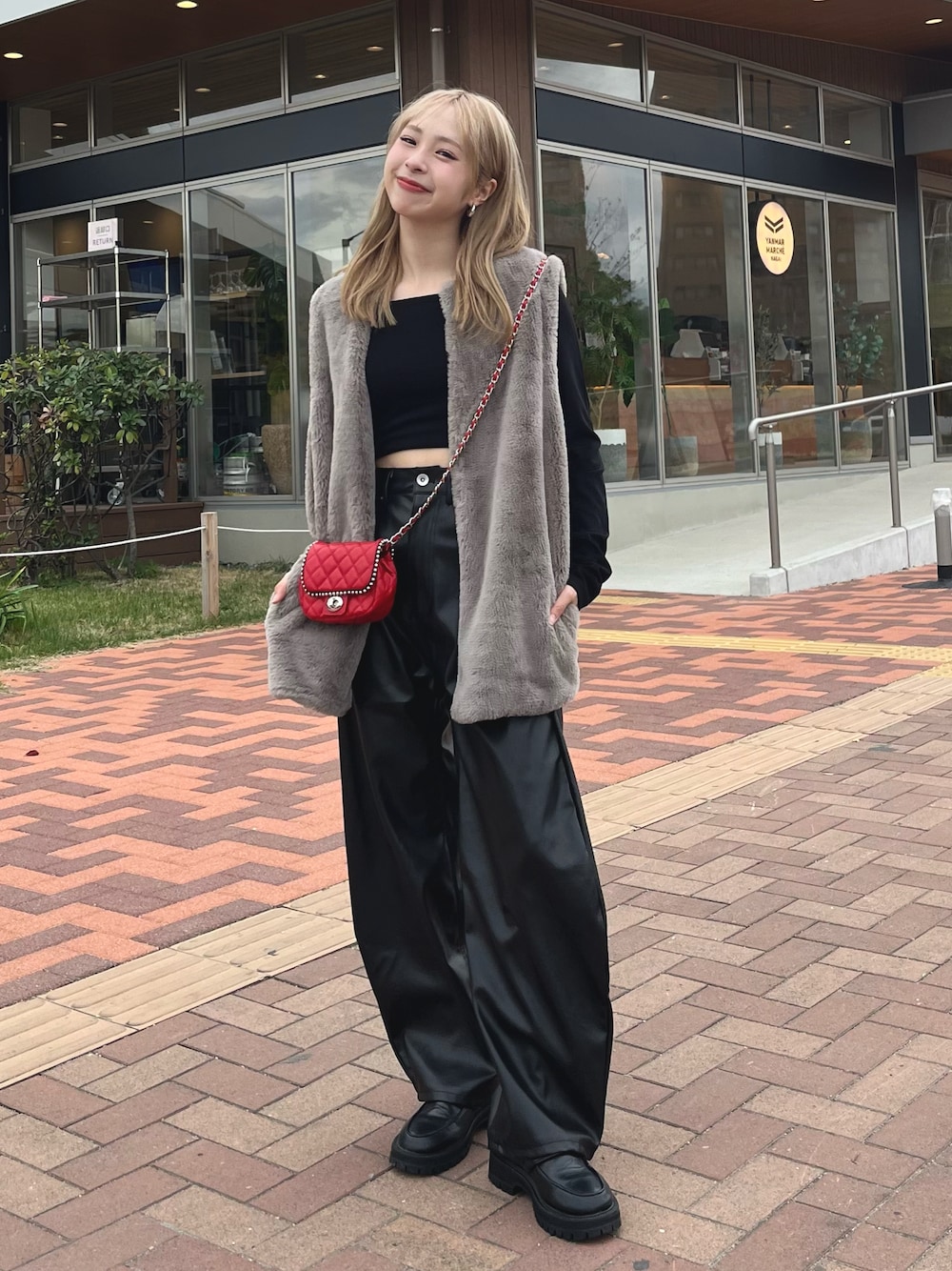 「ファッションを楽しもう、レイヤードスタイル、厚底シューズ、お出かけコーデ、レザー、プチプラ、きれいめカジュアル、ベスト、ファーベスト、ローファー、ショルダーバッグ、ミニバッグ、キルティング、韓国ファッション、レザーパンツ」｜「COLONY 2139のフェイクファーロングベスト（ベスト、ブラウン系）」を使った、りなてぃさん（骨格ストレート・レディース・150cm）の秋コーディネートの1枚目の写真