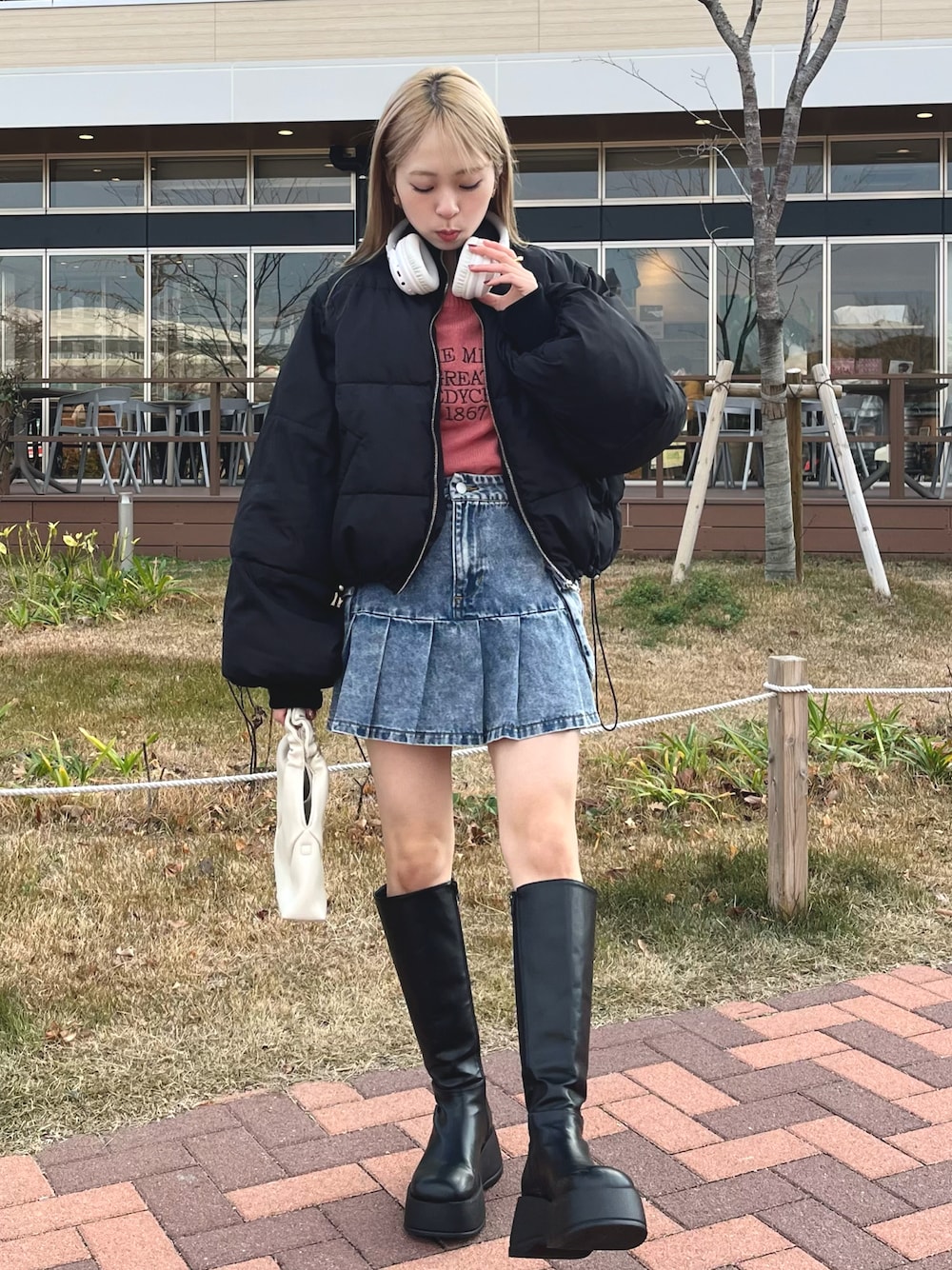 「冬コーデ、休日スタイル、ブーツ、ロングブーツ、デニム、ブルゾン、ダウンジャケット、ニット、韓国ファッション、ハンドバッグ、きれいめカジュアル、お出かけコーデ、ピンク、厚底シューズ、冬を彩る色いろコーデ」｜「apres jour mignonのダウンライク2WAYスタンドブルゾン【ZOZOTOWN限定アイテム】（ブルゾン、ブラック系）」を使った、りなてぃさん（骨格ストレート・レディース・150cm）の冬コーディネートの1枚目の写真