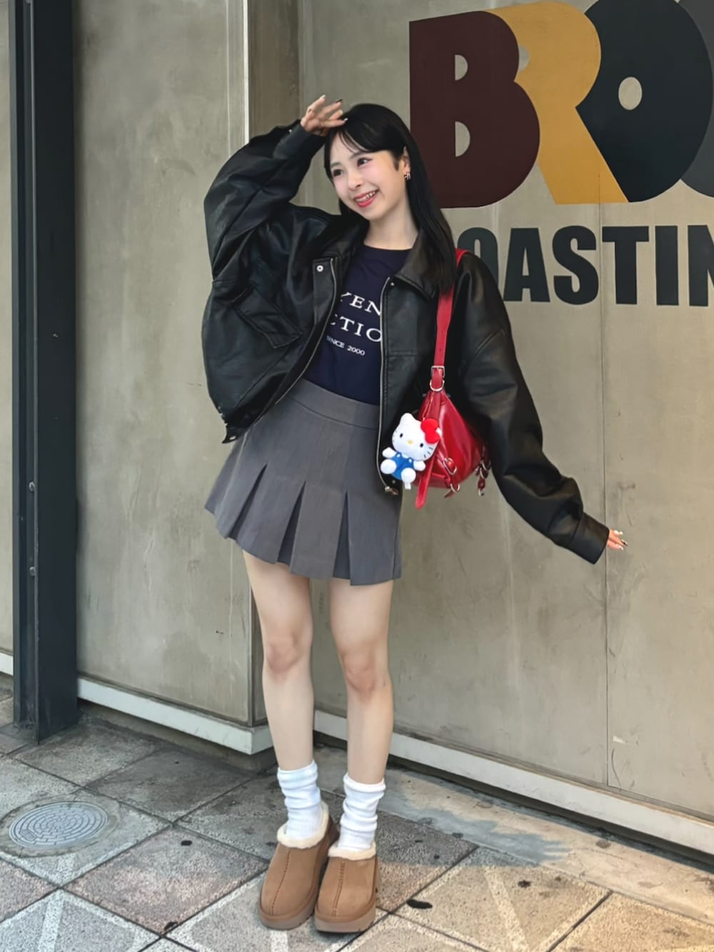 「韓国ファッション、ショルダーバッグ、ブルゾン、レザー、レザージャケット、Tシャツ、ロゴT、ブーツ、厚底シューズ、ムートンブーツ、秋コーデ、休日スタイル、お出かけコーデ、グレー、最近のいい感じコーデ」｜「WHO'S WHO galleryの＊2サイズ展開＊ PSYENCE FICTIONロゴTEE（Tシャツ/カットソー、ブルー系）」を使った、りなてぃさん（骨格ストレート・レディース・150cm）の秋コーディネートの1枚目の写真