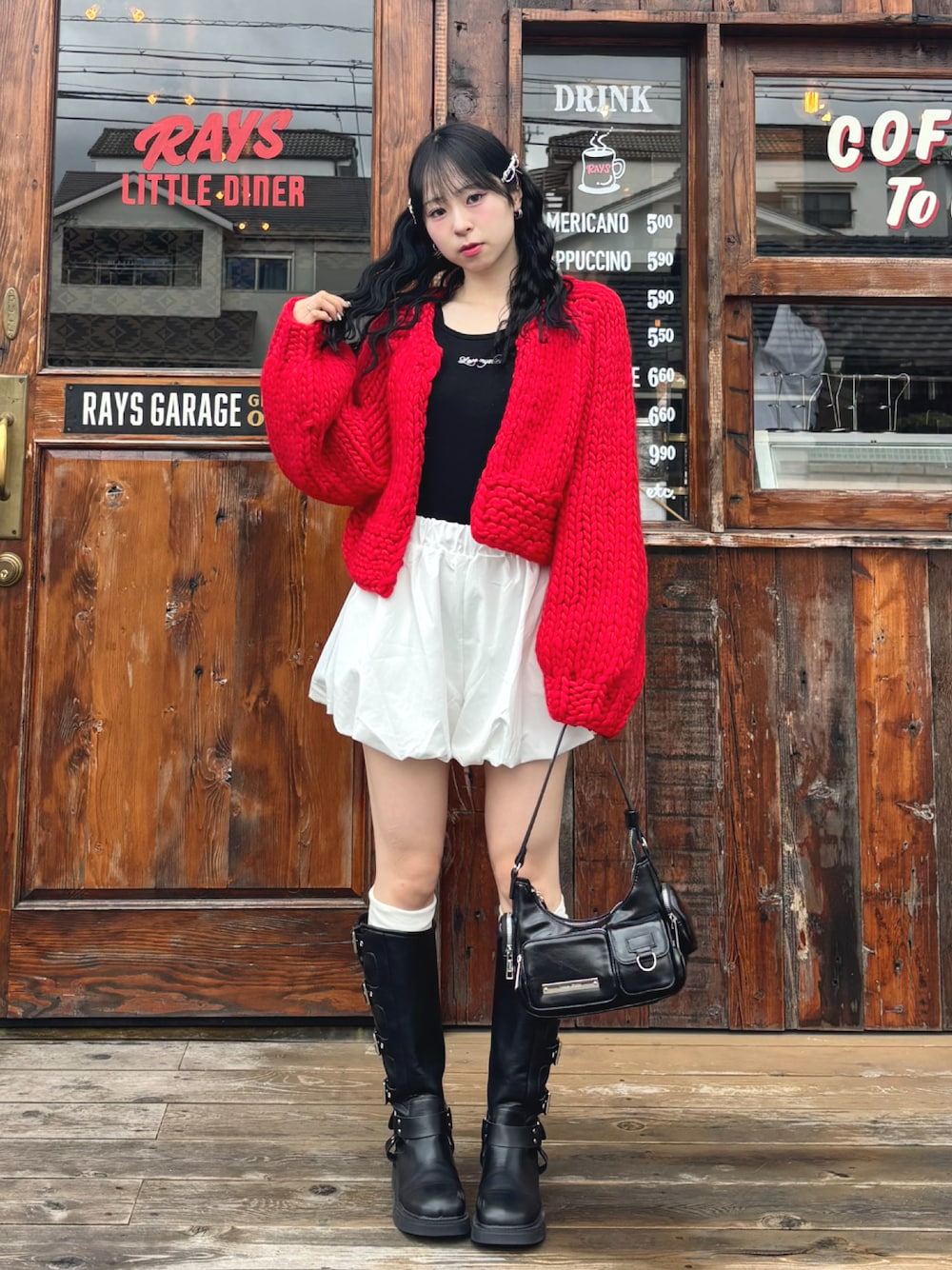 「今日のコーデ、ロンT、プチプラ、カーディガン、春コーデ、春服、バルーンパンツ、ロングブーツ、ブーツ、ショルダーバッグ、休日スタイル、お出かけコーデ、春色、赤、低身長」｜「ACLENTのロゴベーシックロンT（Tシャツ/カットソー、ブラック系）」を使った、りなてぃさん（骨格ストレート・レディース・150cm）の春コーディネートの1枚目の写真