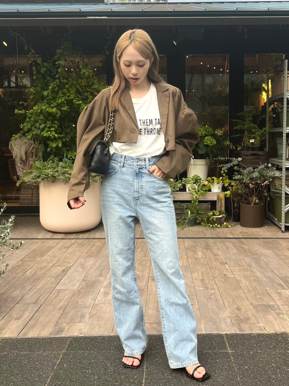 「秋服準備はじめました、WEARyouthコーデ、今日のコスメと服、韓国ファッション、休日スタイル、きれいめカジュアル、レイヤードスタイル、ショルダーバッグ、ロゴT、白Tシャツ、デニム、デニムパンツ、ジャケット、ジャケットスタイル、秋コーデ」｜「Solaceのピンストライプショートテーラードジャケット（テーラードジャケット、ベージュ系）」を使った、りなてぃさん（骨格ストレート・レディース・150cm）の夏コーディネートの1枚目の写真