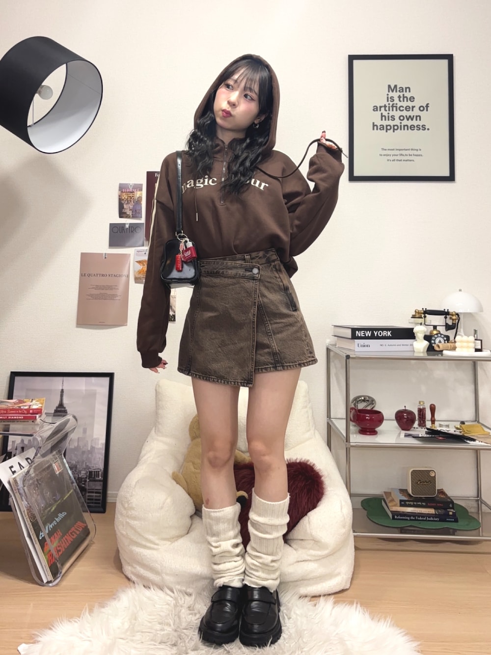 「お出かけコーデ、ブラウン、パーカー、スウェット、ハーフジップ、ショルダーバッグ、デニム、ローファー、春コーデ、春服、チョコ色に染まれ、デートコーデ、カジュアル、低身長、プチプラ」｜「Ambre Neige by りなてぃの【りなてぃコラボ】ハーフジップロゴスウェット/WEB/EC限定商品（スウェット、ブラウン系）」を使った、りなてぃさん（骨格ストレート・レディース・150cm）の冬コーディネートの1枚目の写真