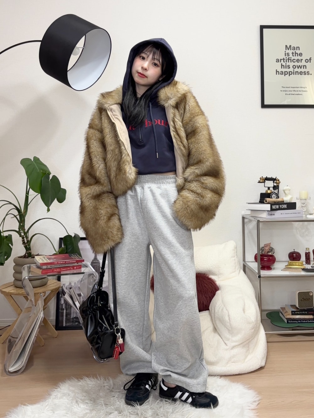 「冬コーデ、ファー、冬アウター、パーカー、スウェット、スニーカー、adidas、ショルダーバッグ、きれいめカジュアル、プチプラ、カジュアル、休日スタイル、韓国ファッション、お出かけコーデ、スウェットパンツ」｜「Ambre Neige by りなてぃの【りなてぃコラボ】ハーフジップロゴスウェット/WEB/EC限定商品（スウェット、ブルー系）」を使った、りなてぃさん（骨格ストレート・レディース・150cm）の冬コーディネートの1枚目の写真