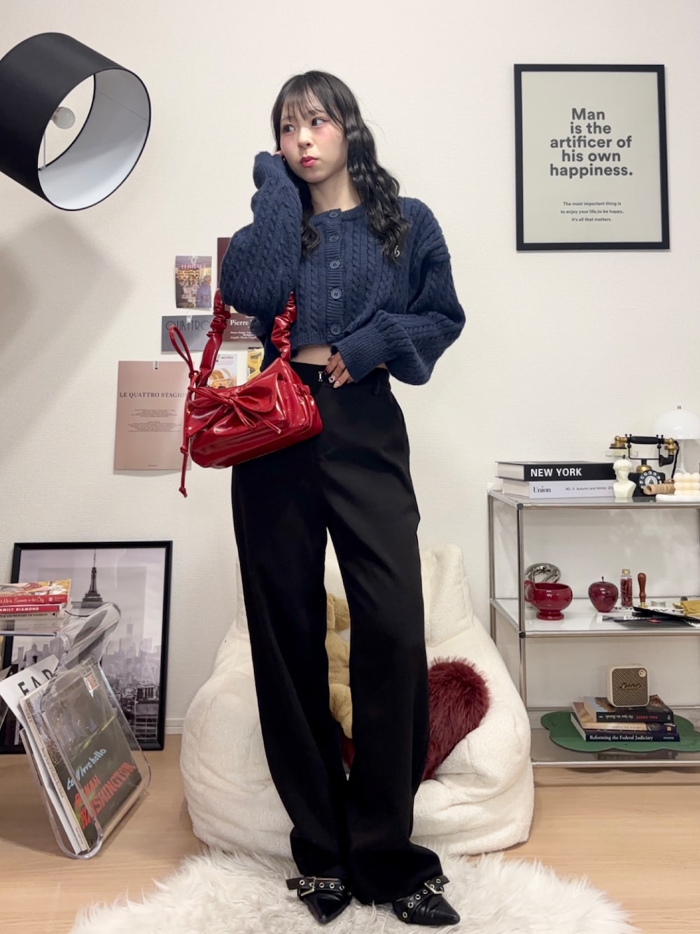 「お出かけコーデ、春コーデ、春服、赤、スラックス、パンツスタイル、カーディガン、ショート丈トップス、GRL、プチプラ、ミュール、きれいめカジュアル、ショルダーバッグ、低身長、休日コーデ」｜「GRLのアイテム（カーディガン/ボレロ、ブルー系）」を使った、りなてぃさん（骨格ストレート・レディース・150cm）の冬コーディネートの1枚目の写真