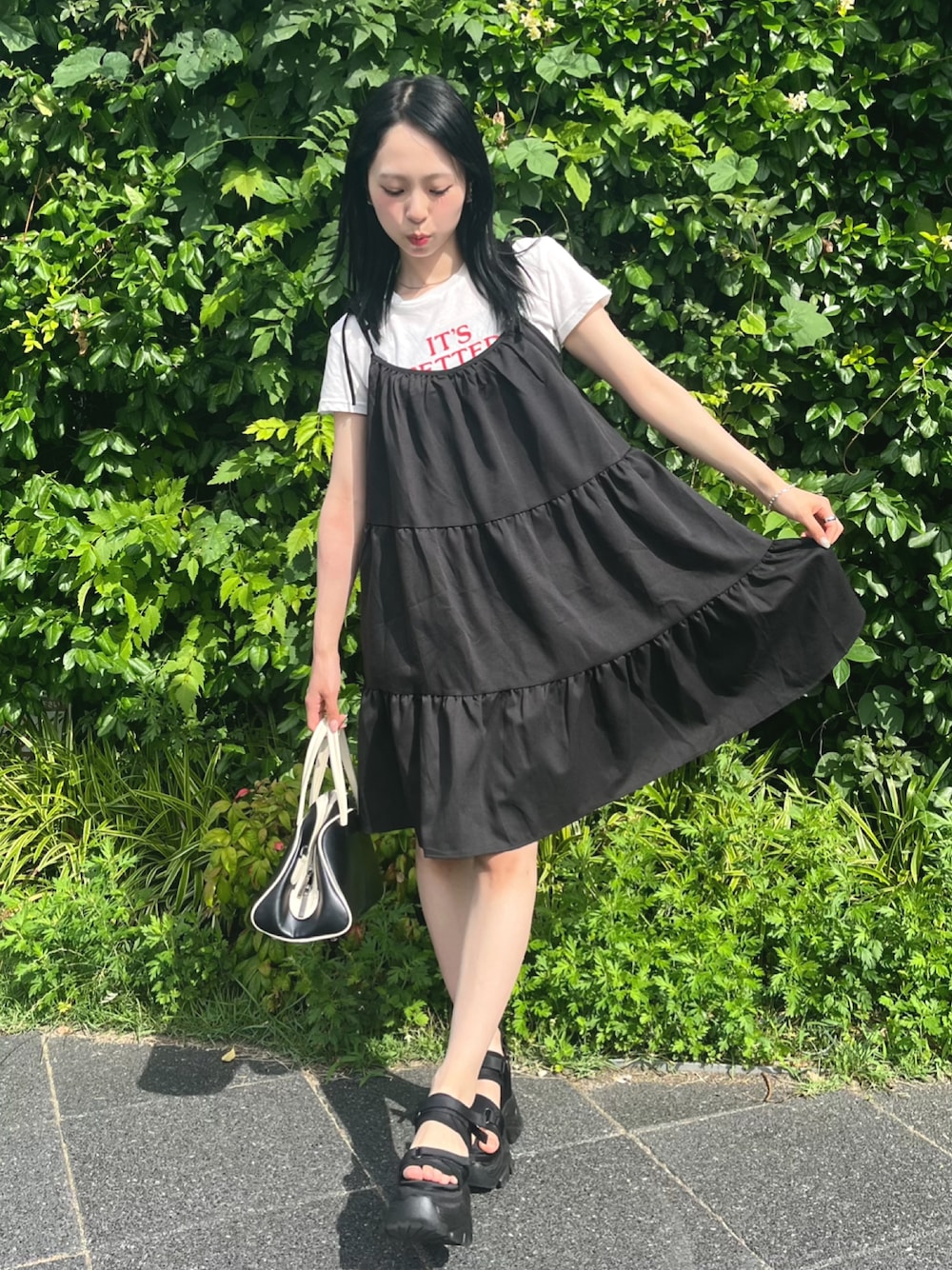 「夏だ！Tシャツ着よう！、さらっと晴れやかスナップ、お出かけコーデ、フリル、ハンドバッグ、ボストンバッグ、ワンピース、Tシャツ、ロゴT、サンダル、韓国ファッション、プチプラ、きれいめカジュアル、キャミワンピ、スポーツミックス」｜「SHAGGIEのフロントロゴプリントミニTEEシャツ（Tシャツ/カットソー、ホワイト系）」を使った、りなてぃさん（骨格ストレート・レディース・150cm）の夏コーディネートの1枚目の写真