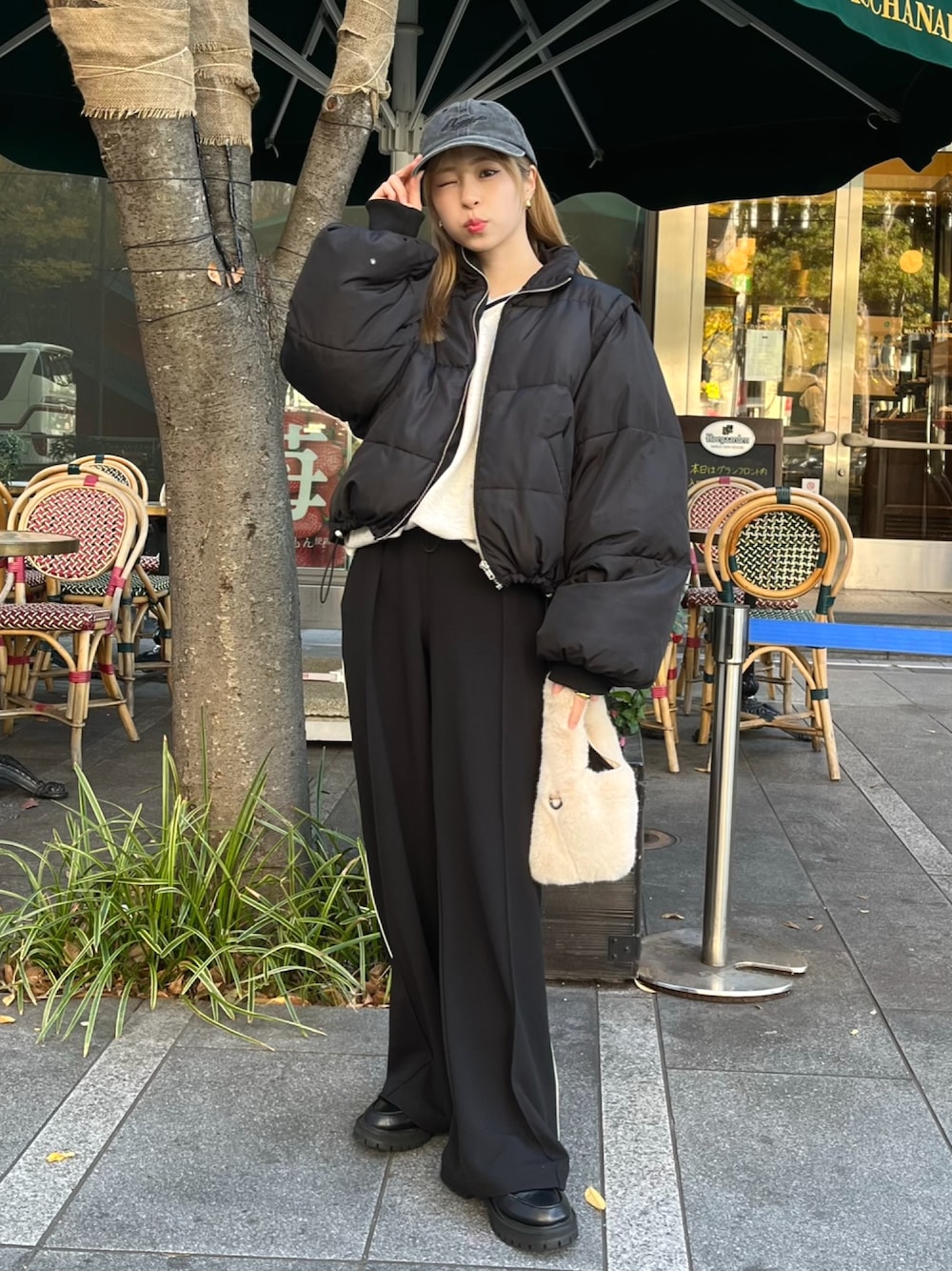 「ファッションを楽しもう、WEARyouthコーデ、韓国ファッション、スウェット、キャップ、冬アウター、休日スタイル、クリスマスに着たい服、ファーバッグ、ストリート、ローファー、冬コーデ、きれいめカジュアル、ダウンジャケット、デニム」｜「X-girlのWASHED 6PANEL CAP（キャップ、ブラック系）」を使った、りなてぃさん（骨格ストレート・レディース・150cm）の秋コーディネートの1枚目の写真
