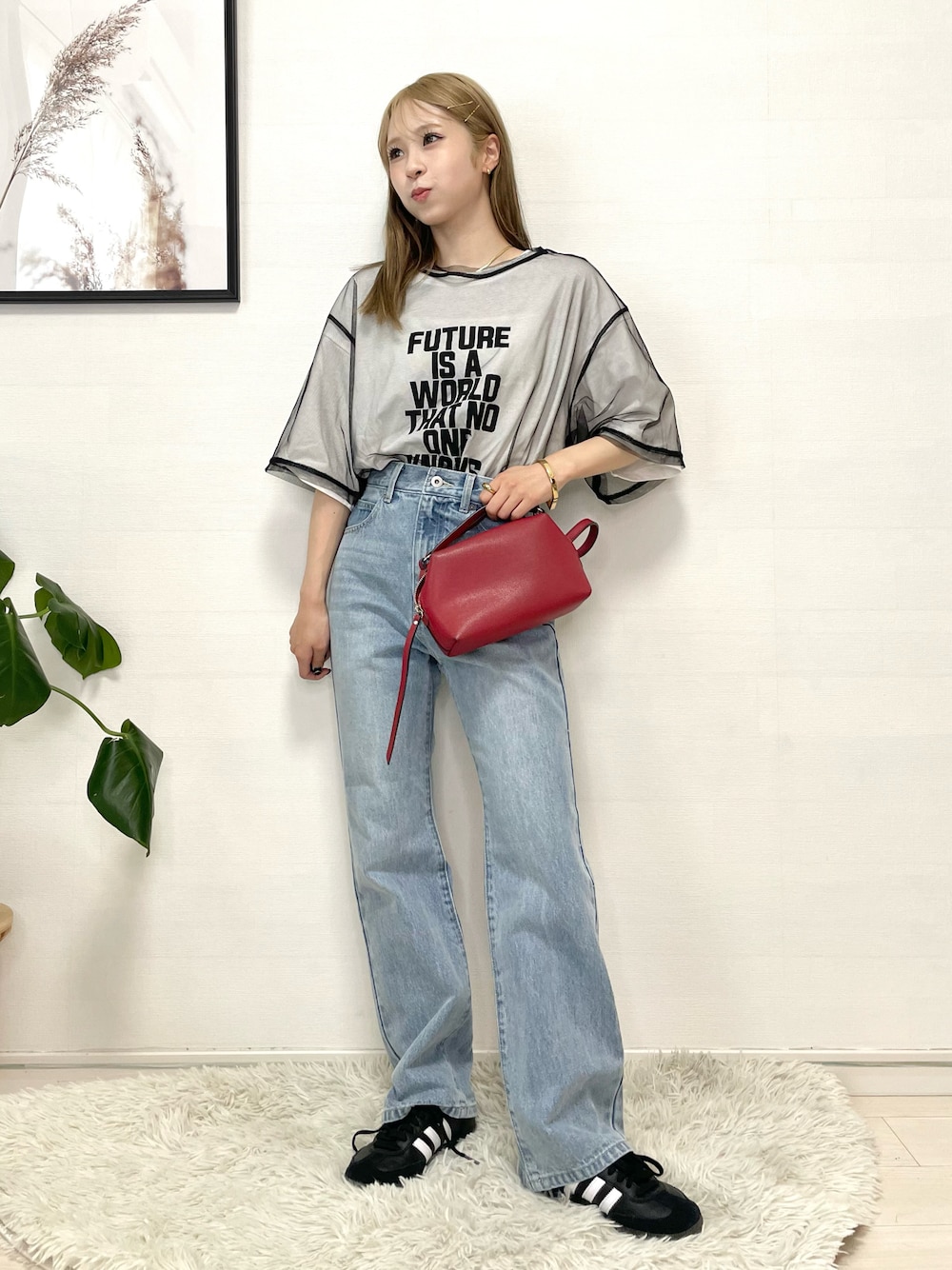 「ロゴT、シアートップス、ハンドバッグ、アツいコーデ全部見せ、カラー×コーデ、レイヤードスタイル、ストリート、デニム、デニムパンツ、白Tシャツ、スニーカー、夏コーデ、アウトドアスタイル、休日スタイル、フレアパンツ」｜「COLONY 2139の20/USA天竺プリントルーズTシャツ（Tシャツ/カットソー、ホワイト系）」を使った、りなてぃさん（骨格ストレート・レディース・150cm）の夏コーディネートの1枚目の写真