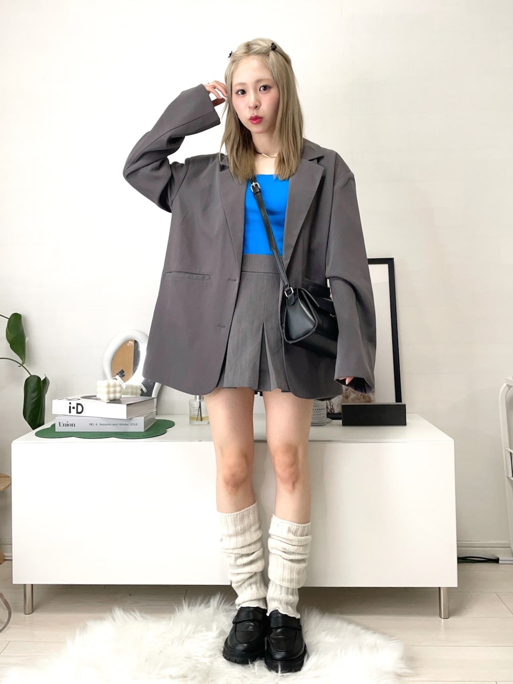 「春のNewスタイル、ジャケットスタイル、ショートパンツ、オーバーサイズ、ブルー、レッグウォーマー、ローファー、厚底シューズ、ショルダーバッグ、プチプラ、春アウター、春色、休日スタイル、大人カジュアル、春コーデ」｜「FOREVER 21の【2/16 ZIP放映】ビッグテーラードジャケット（テーラードジャケット、グレー系）」を使った、りなてぃさん（骨格ストレート・レディース・150cm）の春コーディネートの1枚目の写真