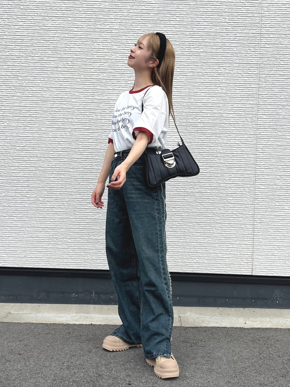 「ブーツ、秋コーデ、秋服準備はじめました、WEARyouthコーデ、デニム、韓国ファッション、ロゴT、Tシャツ、ショルダーバッグ、きれいめカジュアル、休日スタイル、カラー×コーデ、秋服、デニムパンツ、カジュアルコーデ」｜「COLONY 2139のクシュクシュカチューシャ（カチューシャ、ブラック系）」を使った、りなてぃさん（骨格ストレート・レディース・150cm）の秋コーディネートの1枚目の写真