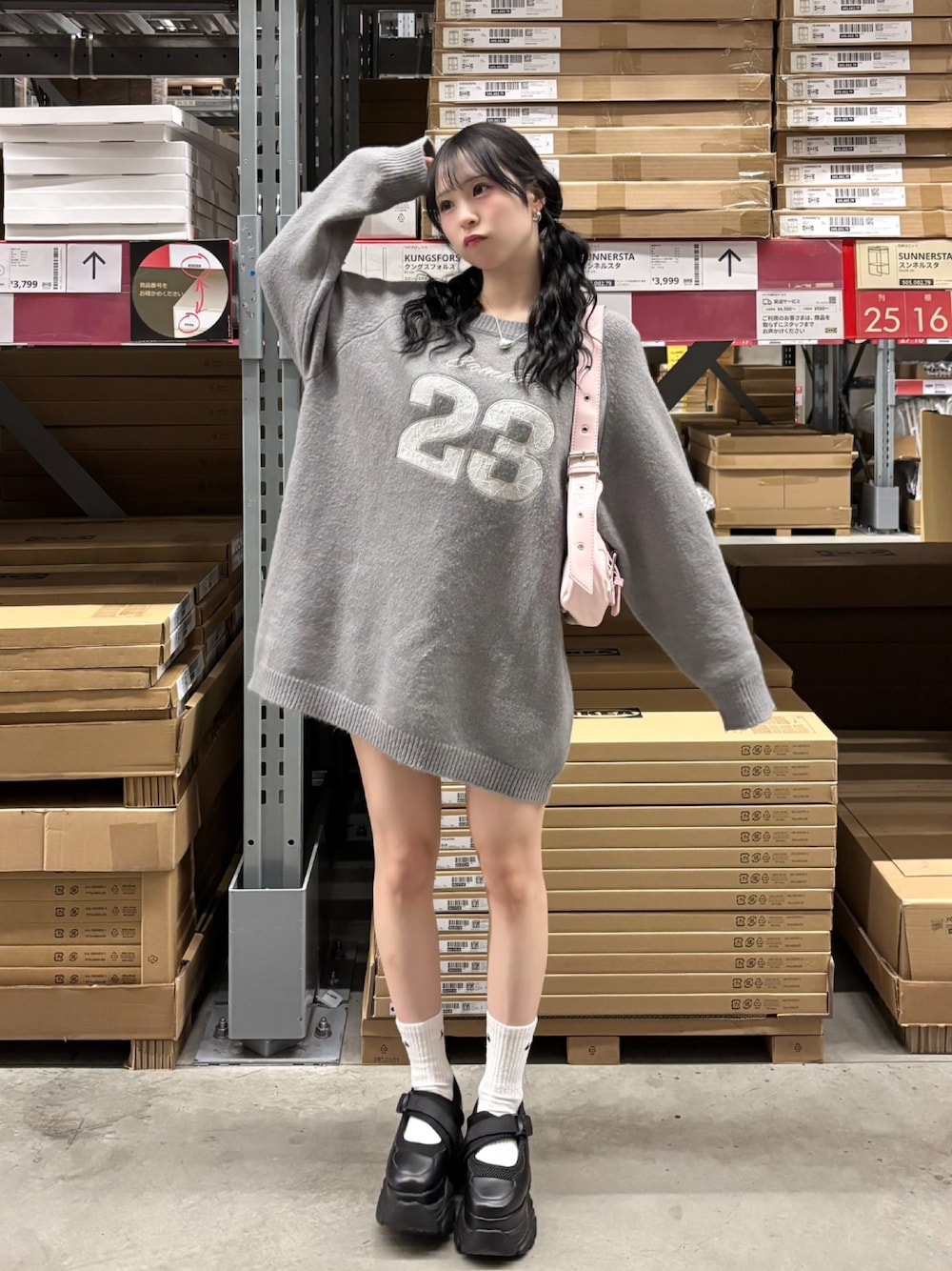 「春めき満開コーデ、スポーツミックス、春コーデ、お出かけコーデ、休日スタイル、ワンピース、ショルダーバッグ、ピンク、厚底シューズ、サンダル、プチプラ、ミニスカート、春色、低身長、韓国ファッション」｜「GRLのアイテム（ニット/セーター、グレー系）」を使った、りなてぃさん（骨格ストレート・レディース・150cm）の春コーディネートの1枚目の写真