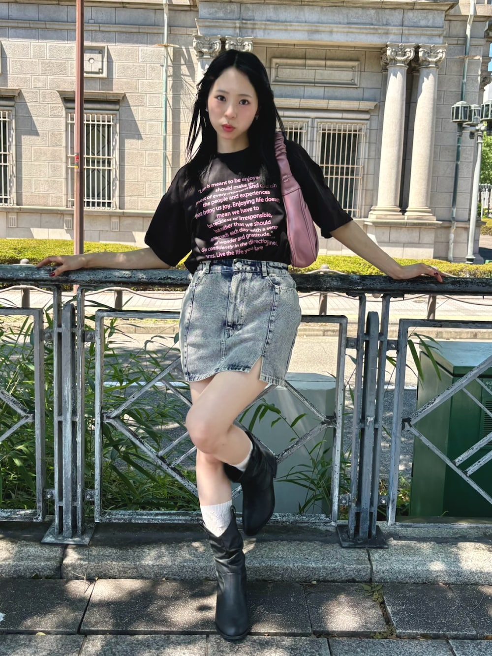 「夏コーデ、テーマパークコーデ、ロゴT、Tシャツ、デニム、デニムスカート、レース、ブーツ、韓国ファッション、きれいめカジュアル、プチプラ、夏だ！Tシャツ着よう！、お出かけコーデ、ミニスカート、休日スタイル」｜「Olu.の2wayフェイクレザーホーボーバッグ（ショルダーバッグ、ピンク系）」を使った、りなてぃさん（骨格ストレート・レディース・150cm）の夏コーディネートの1枚目の写真