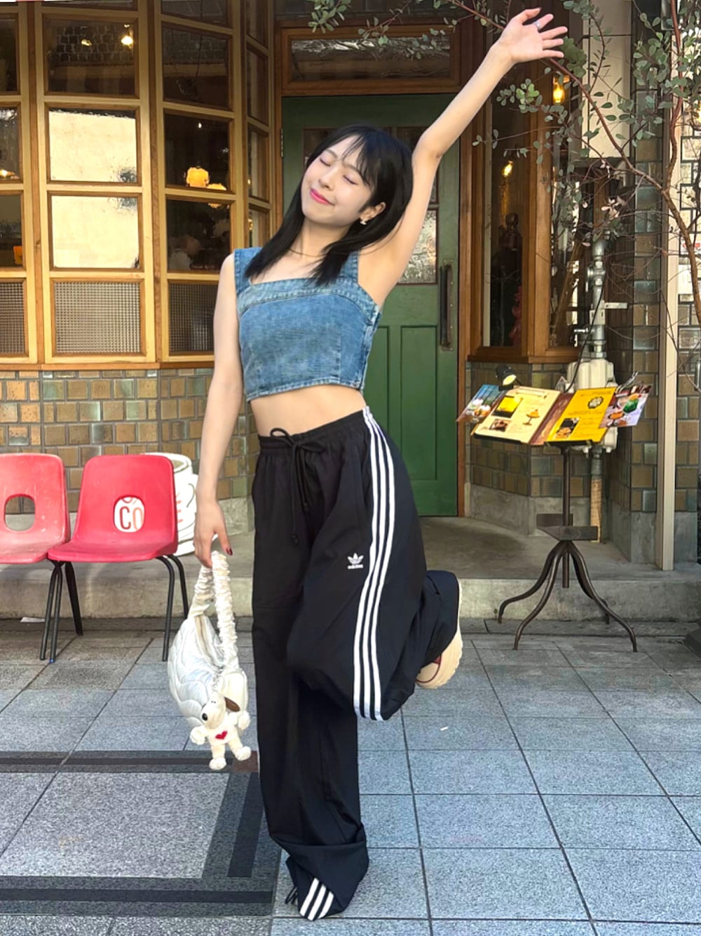 「韓国ファッション、テーマパークコーデ、デニム、ビスチェ、トラックパンツ、adidas、スニーカー、厚底シューズ、フェススタイル、シンプル、きれいめカジュアル、休日スタイル、ショルダーバッグ、お出かけコーデ、夏コーデ」｜「GRLのアイテム（トップス、ブルー系）」を使った、りなてぃさん（骨格ストレート・レディース・150cm）の夏コーディネートの1枚目の写真