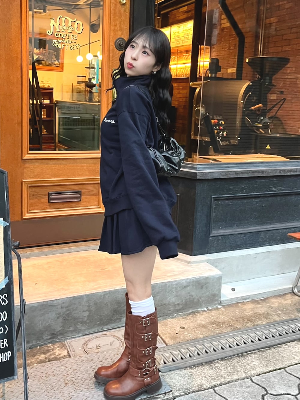 「最近のいい感じコーデ、クリスマスに着たい服、休日スタイル、セットアップ、スウェット、ブーツ、ロングブーツ、韓国ファッション、ショルダーバッグ、マイベストコーデ2024、テーマパークコーデ、冬コーデ、お出かけコーデ、きれいめカジュアル、プチプラ」｜「GRLのアイテム（トップス、ブルー系）」を使った、りなてぃさん（骨格ストレート・レディース・150cm）の冬コーディネートの1枚目の写真