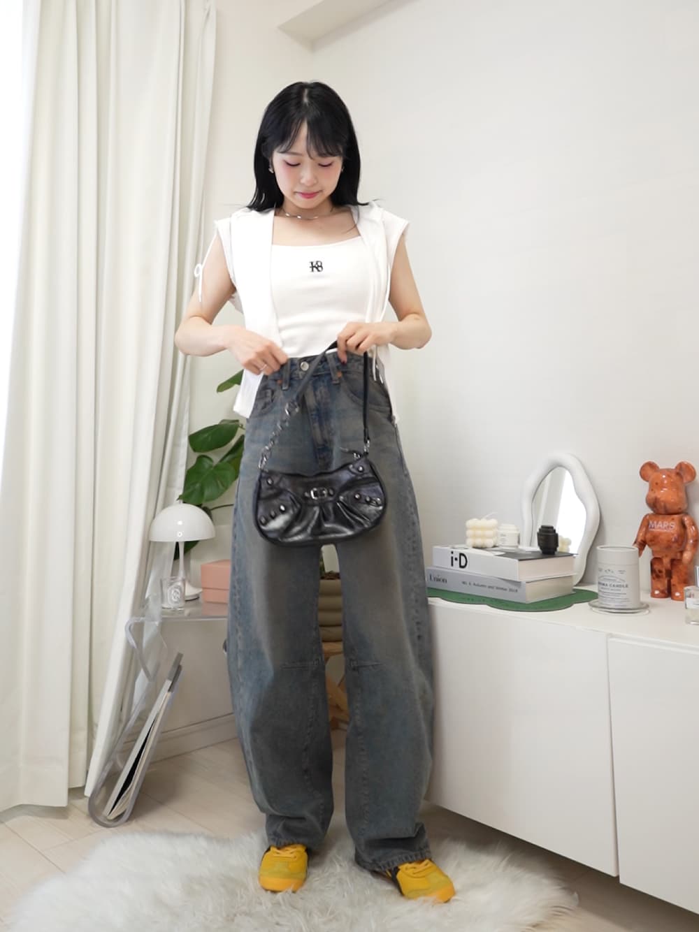 「休日スタイル、きれいめカジュアル、韓国ファッション、スニーカーコーデ、お出かけコーデ、デニム、デニムパンツ、パーカー、キャミソール、スニーカー、ショルダーバッグ、プチプラ、カジュアル、低身長、オニツカタイガー」｜「GRLのアイテム（キャミソール、ホワイト系）」を使った、りなてぃさん（骨格ストレート・レディース・150cm）の夏コーディネートの1枚目の写真