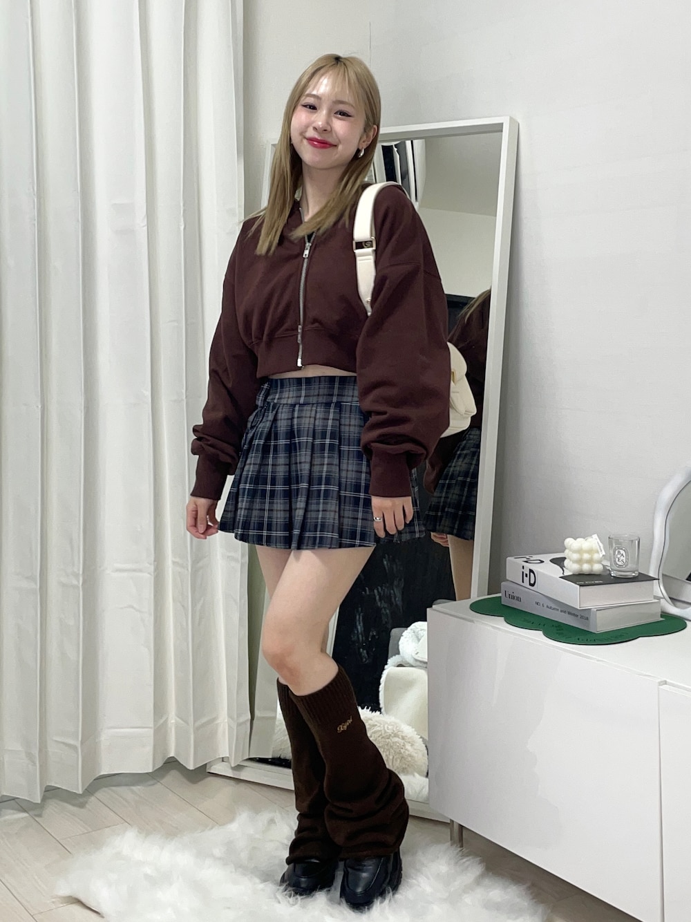 「休日コーデ、チェック、春色、休日スタイル、ショルダーバッグ、ローファー、シンプルコーデ、パーカー、デートコーデ、チョコ色に染まれ、お出かけコーデ、韓国ファッション、レッグウォーマー、厚底シューズ、低身長」｜「SLYのLOGO CROPPED HOODIE ロゴ クロップド フーディ パーカー（パーカー、ブラウン系）」を使った、りなてぃさん（骨格ストレート・レディース・150cm）の冬コーディネートの1枚目の写真