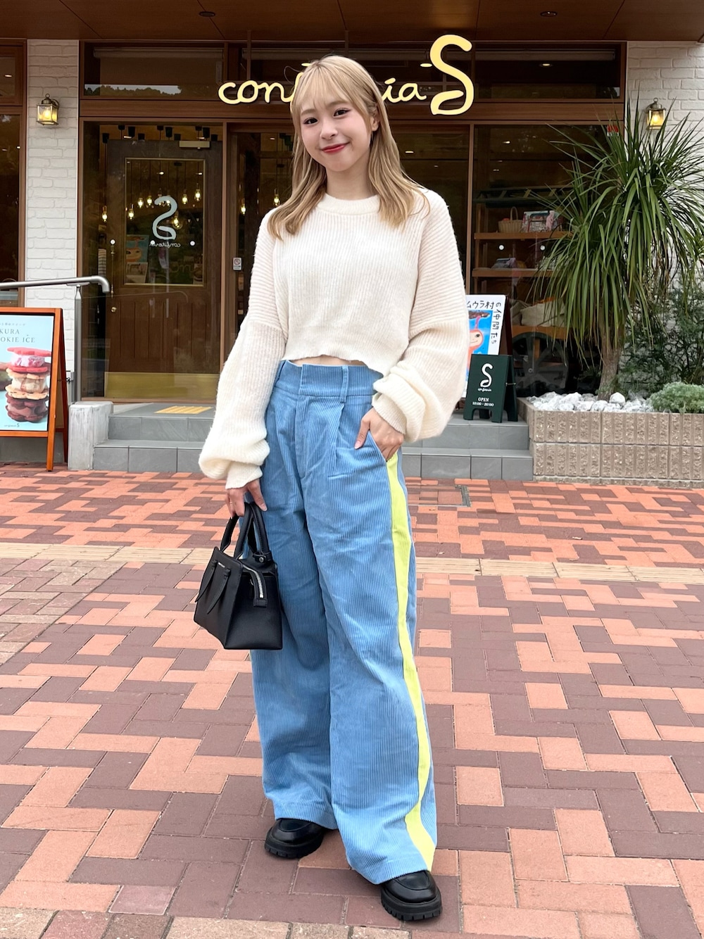 「シアートップス、ファッションを楽しもう、厚底シューズ、WEARyouthコーデ、スポーツミックス、お出かけコーデ、プチプラ、きれいめカジュアル、ニット、コーデュロイ、ローファー、トラックパンツ、ハンドバッグ、韓国ファッション、カラー×コーデ」｜「HERAのセンシュアルパウダーマットリキッド（口紅/リップティント/グロス、レッド系）」を使った、りなてぃさん（骨格ストレート・レディース・150cm）の秋コーディネートの1枚目の写真