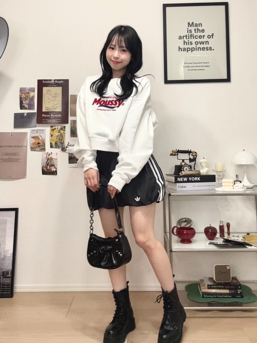 「ショルダーバッグ、adidas、春服、春色、スポーツミックス、ブーツ、厚底シューズ、スウェット、バルーンスカート、プチプラ、きれいめカジュアル、休日スタイル、春コーデ、お出かけコーデ、低身長」｜「MOUSSYのMOUSSY PRODUCT LOGO プルオーバー（スウェット、ホワイト系）」を使った、りなてぃさん（骨格ストレート・レディース・150cm）の冬コーディネートの1枚目の写真