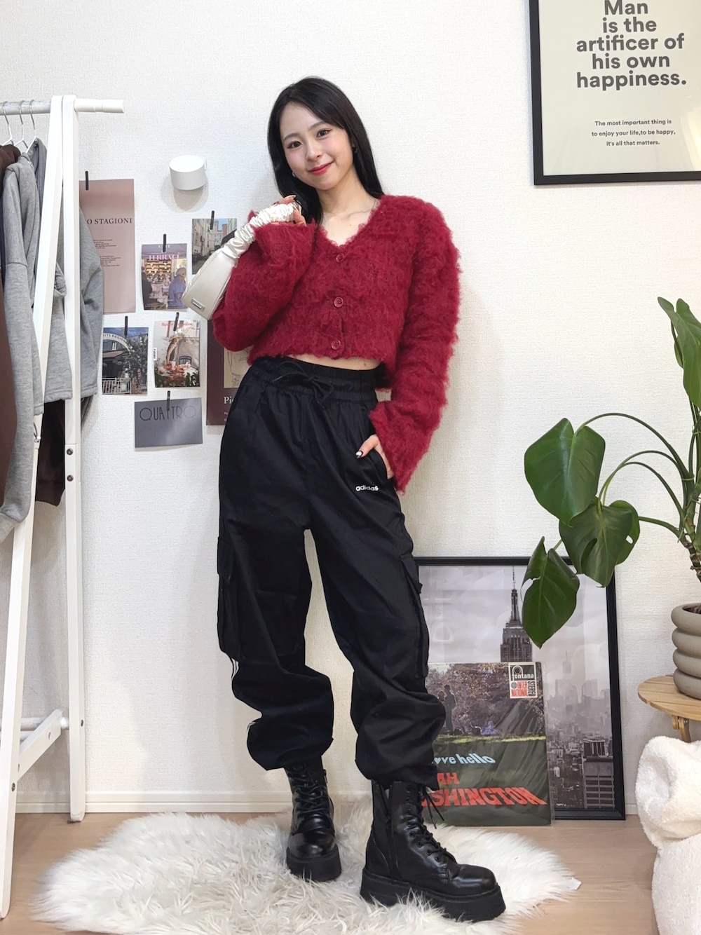 「お出かけコーデ、スポーツミックス、秋コーデ、ブーツ、厚底シューズ、ショートブーツ、GRL、休日スタイル、ハンドバッグ、カーディガン、ニット、adidas、カーゴパンツ、韓国ファッション、赤」｜「Ambre Neigeのアイテム（カーディガン/ボレロ、レッド系）」を使った、りなてぃさん（骨格ストレート・レディース・150cm）の秋コーディネートの1枚目の写真