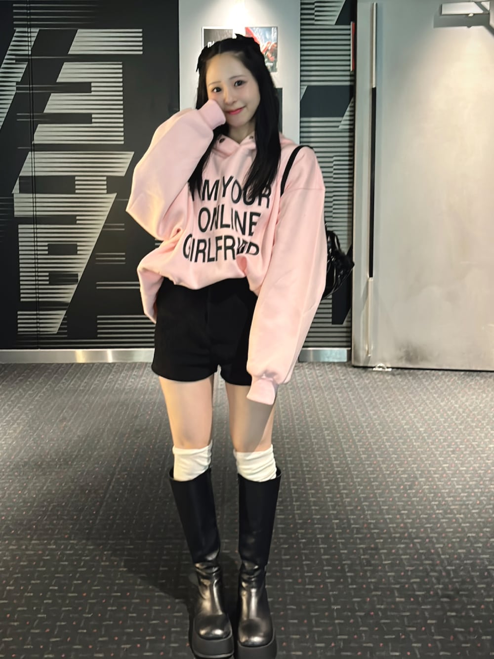 「春服コーデ、春コーデ、パーカー、ピンク、ショートパンツ、ブーツ、ロングブーツ、ショルダーバッグ、お出かけコーデ、プチプラ、デートコーデ、休日スタイル、春色、お花見コーデ、低身長」｜「SHAGGIEのフロックプリントルーズオーバーパーカー（パーカー、ピンク系）」を使った、りなてぃさん（骨格ストレート・レディース・150cm）の春コーディネートの1枚目の写真