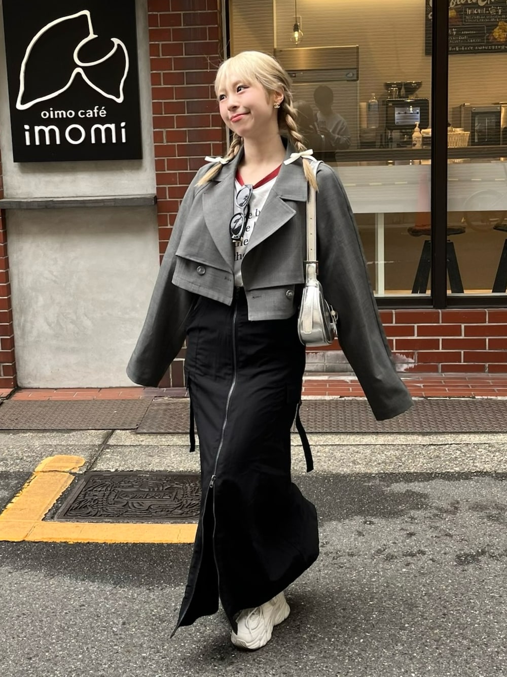 「休日スタイル、韓国ファッション、春アウター、トレンチコート、ショート丈、ロングスカート、カーゴスカート、スニーカー、厚底シューズ、ショルダーバッグ、お出かけコーデ、デートコーデ、プチプラ、きれいめカジュアル、春夏コーデ」｜「SLYの【2024SS新作】SHORT TRENCH COAT ショート トレンチ コート / セットアップ可（トレンチコート、グレー系）」を使った、りなてぃさん（骨格ストレート・レディース・150cm）の春コーディネートの1枚目の写真