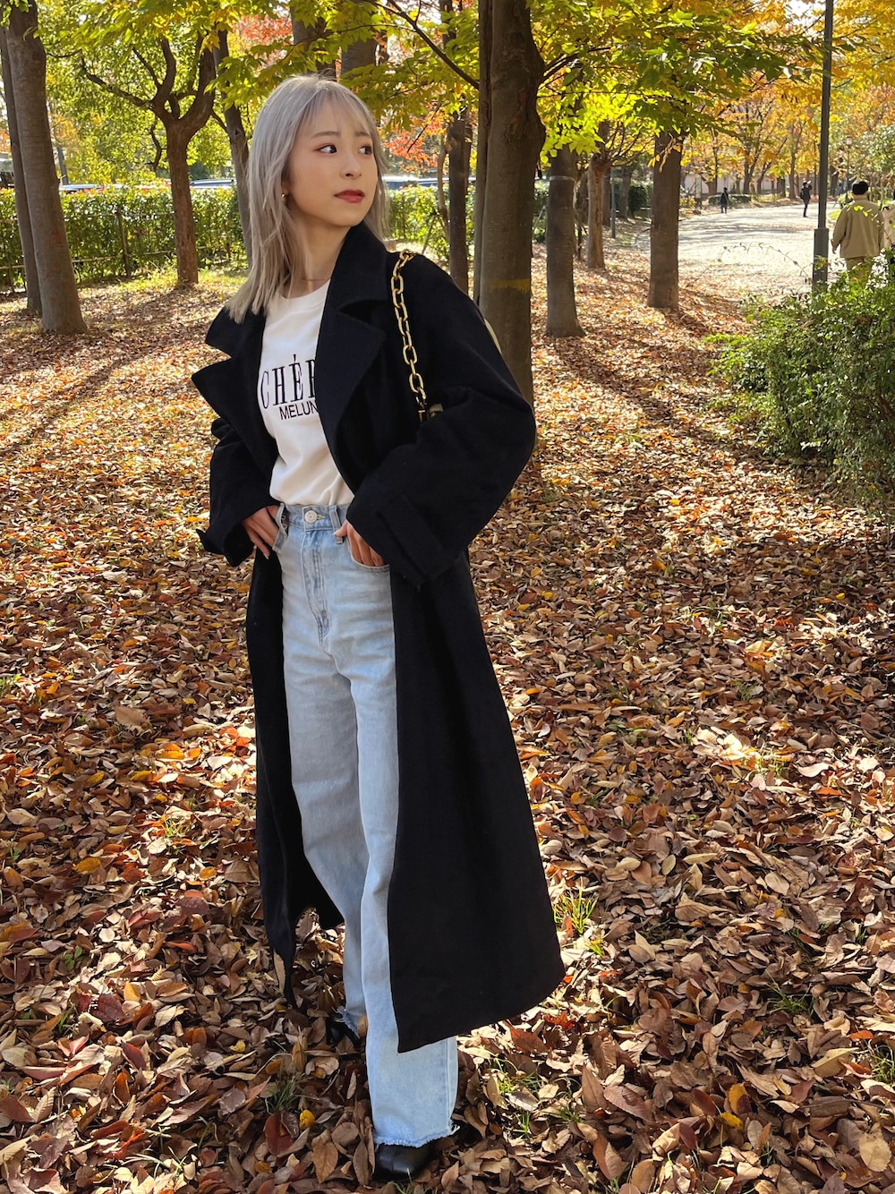 「未来のWEARISTAプロジェクト、冬コーデ、ロングコート、コート、スウェット、ロゴスウェット、デニム、デニムパンツ、ブーツ、ショートブーツ、きれいめカジュアル、プチプラ、低身長、クリスマスに着たい服、モード」｜「CHARLES & KEITHのザディー パテッドショルダーバッグ / Zadie Padded Shoulder Bag（ショルダーバッグ、ベージュ系）」を使った、りなてぃさん（骨格ストレート・レディース・150cm）の秋コーディネートの1枚目の写真