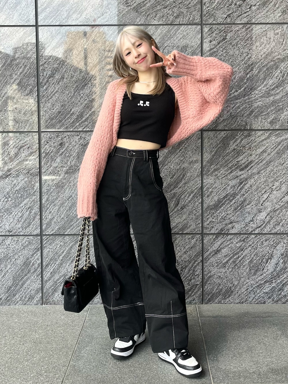 「春コーデ、カーディガン、ボレロ、ピンク、カーブパンツ、ショルダーバッグ、キルティング、スニーカー、春色、春アウター、休日スタイル、スポーツミックス、韓国ファッション、お出かけコーデ、デートコーデ」｜「Rest&RecreationのRR ロゴ ショート タンクトップ（タンクトップ、ブラック系）」を使った、りなてぃさん（骨格ストレート・レディース・150cm）の春コーディネートの1枚目の写真