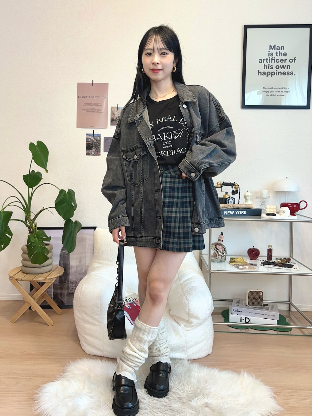 「秋服準備はじめました、ジャケット、デニム、デニムジャケット、ロゴT、Tシャツ、チェック、ミニスカート、ローファー、厚底シューズ、ショルダーバッグ、韓国ファッション、お出かけコーデ、デートコーデ、ブラックコーデ」｜「FOREVER 21の【2024SS】アソートベーシックグラフィックTシャツ（Tシャツ/カットソー、ブラック系）」を使った、りなてぃさん（骨格ストレート・レディース・150cm）の夏コーディネートの1枚目の写真