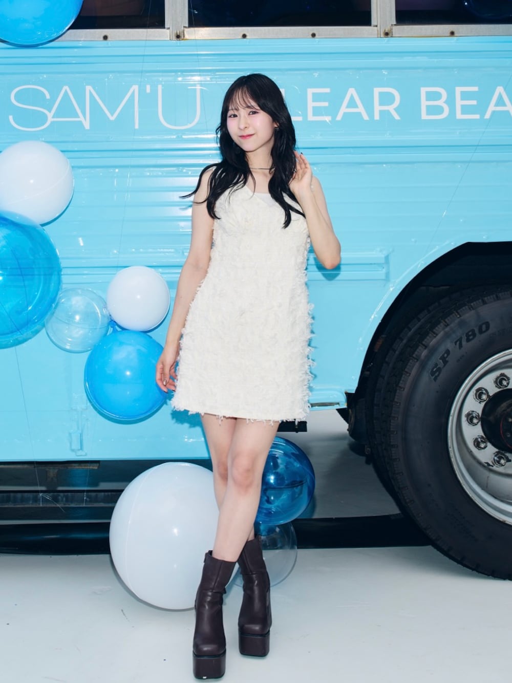 「デートコーデ、ワンピース、厚底シューズ、ブーツ、フリンジ、キレイめ、低身長、夏コーデ、韓国ファッション、お出かけコーデ、ノースリーブ、ミニスカート、ホワイト、ミニワンピ、休日スタイル」｜「Darichのツイードフリンジミニワンピース（ワンピース、ホワイト系）」を使った、りなてぃさん（骨格ストレート・レディース・150cm）の夏コーディネートの1枚目の写真