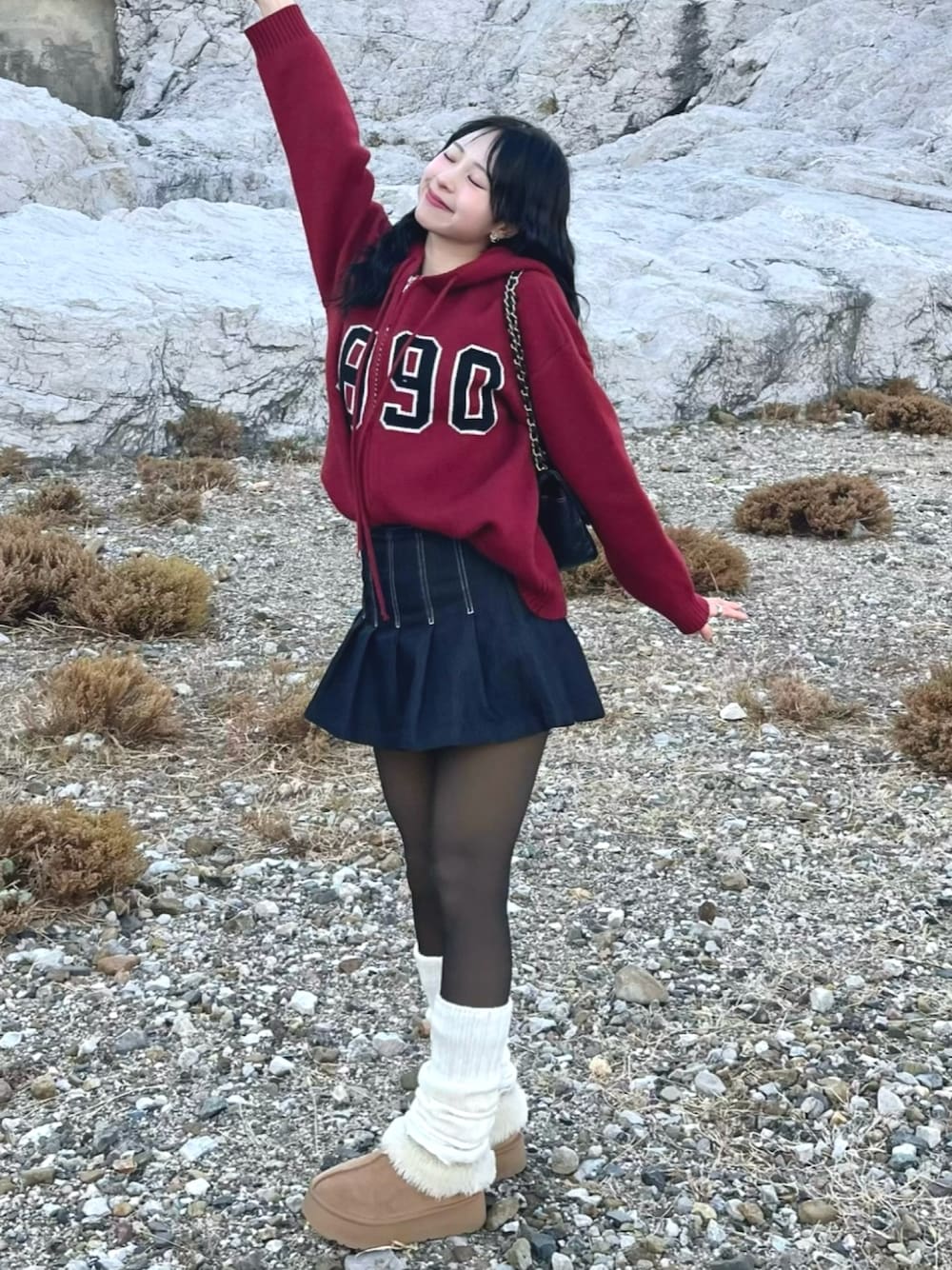 「春コーデ、春服、春服コーデ、パーカー、ニット、ムートンブーツ、ブーツ、ショルダーバッグ、プチプラ、お出かけコーデ、休日スタイル、きれいめカジュアル、韓国ファッション、レッグウォーマー、赤」｜「SHEINのアイテム（トップス、レッド系）」を使った、りなてぃさん（骨格ストレート・レディース・150cm）の冬コーディネートの1枚目の写真