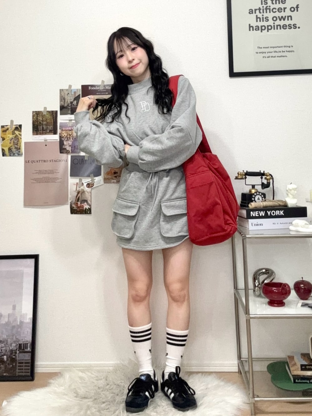 「春めき満開コーデ、春色、プチプラ、スウエット、セットアップ、スニーカー、adidas、ショルダーバッグ、スポーツミックス、韓国ファッション、お出かけコーデ、休日スタイル、グレー、赤、低身長」｜「UNIQLOのアイテム（ショルダーバッグ、レッド系）」を使った、りなてぃさん（骨格ストレート・レディース・150cm）の春コーディネートの1枚目の写真
