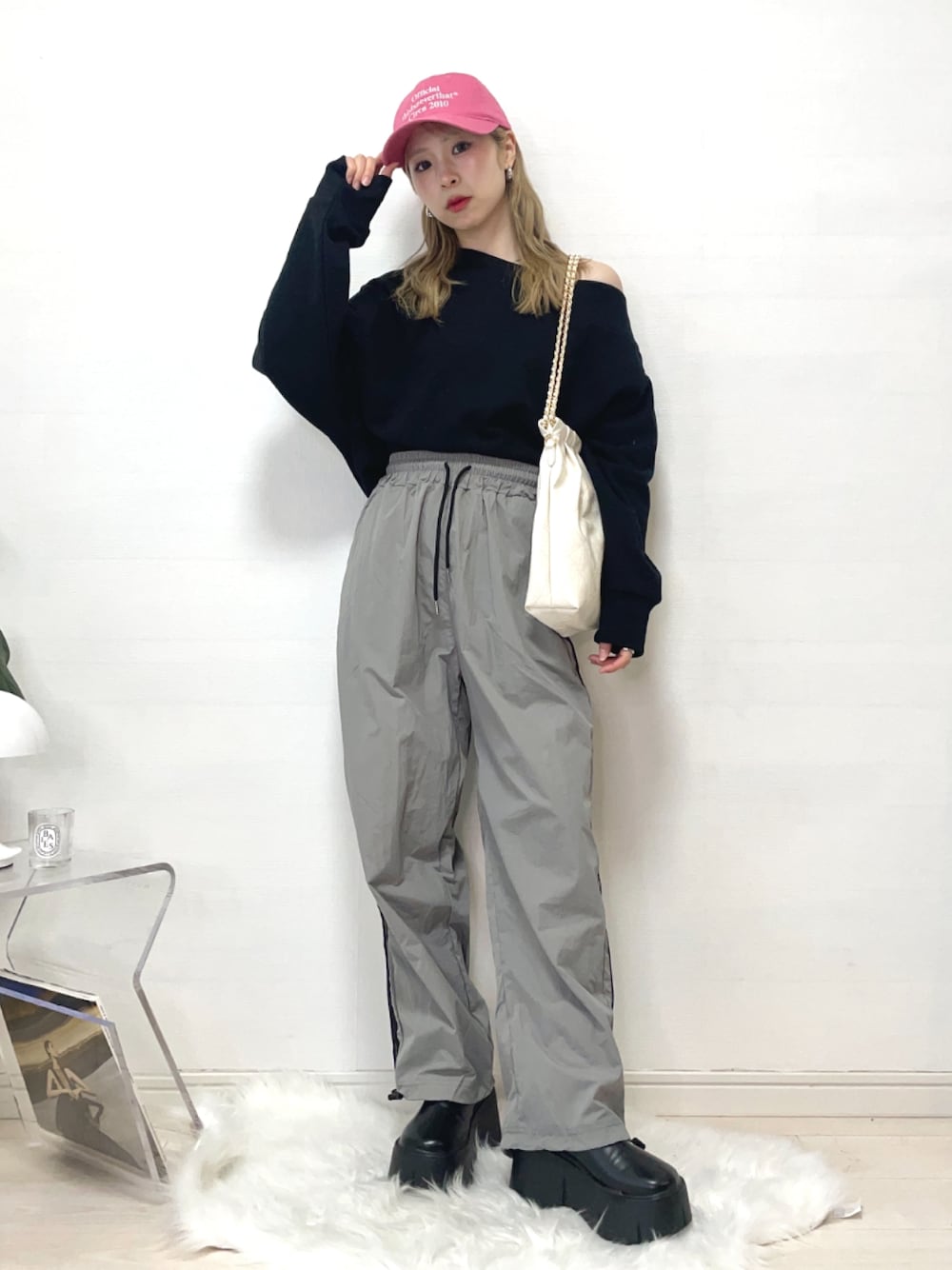 「お出かけコーデ、デートコーデ、プチプラ、厚底シューズ、キャップ、ピンク、オフショル、ショルダーバッグ、大人カジュアル、春色、休日スタイル、スポーツミックス、ストリート、韓国ファッション、トラックパンツ」｜「thisisneverthatのTimes Cap（キャップ、ピンク系）」を使った、りなてぃさん（骨格ストレート・レディース・150cm）の春コーディネートの1枚目の写真