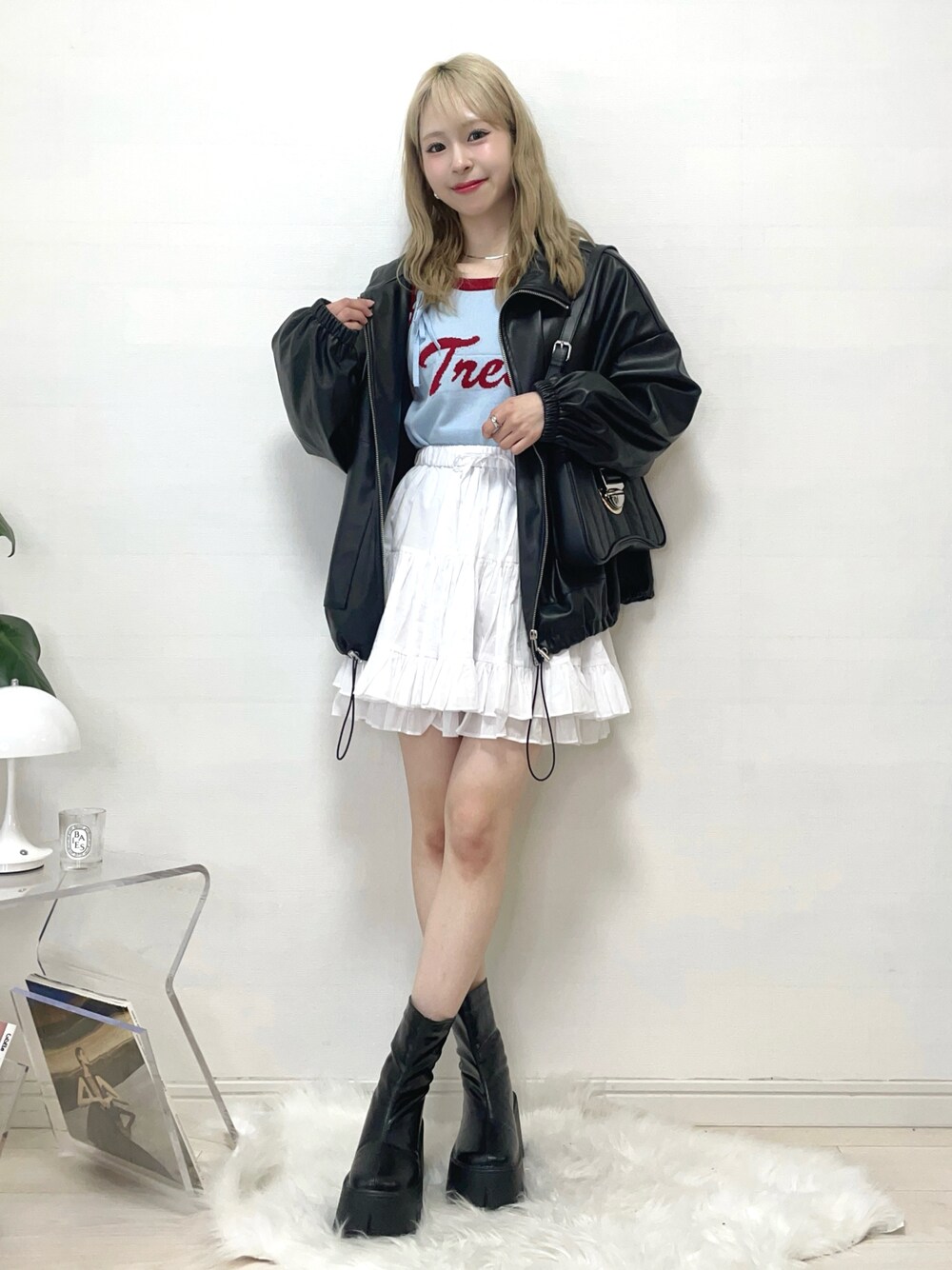 「春のNewスタイル、ジャケット、スカート、ミニスカート、シンプルコーデ、春アウター、デニム、デニムジャケット、ブーツ、厚底シューズ、春色、大人カジュアル、ショルダーバッグ、休日スタイル、韓国ファッション」｜「COLONY 2139のフェイクレザースタンドジップブルゾン（ブルゾン、ブラック系）」を使った、りなてぃさん（骨格ストレート・レディース・150cm）の春コーディネートの1枚目の写真