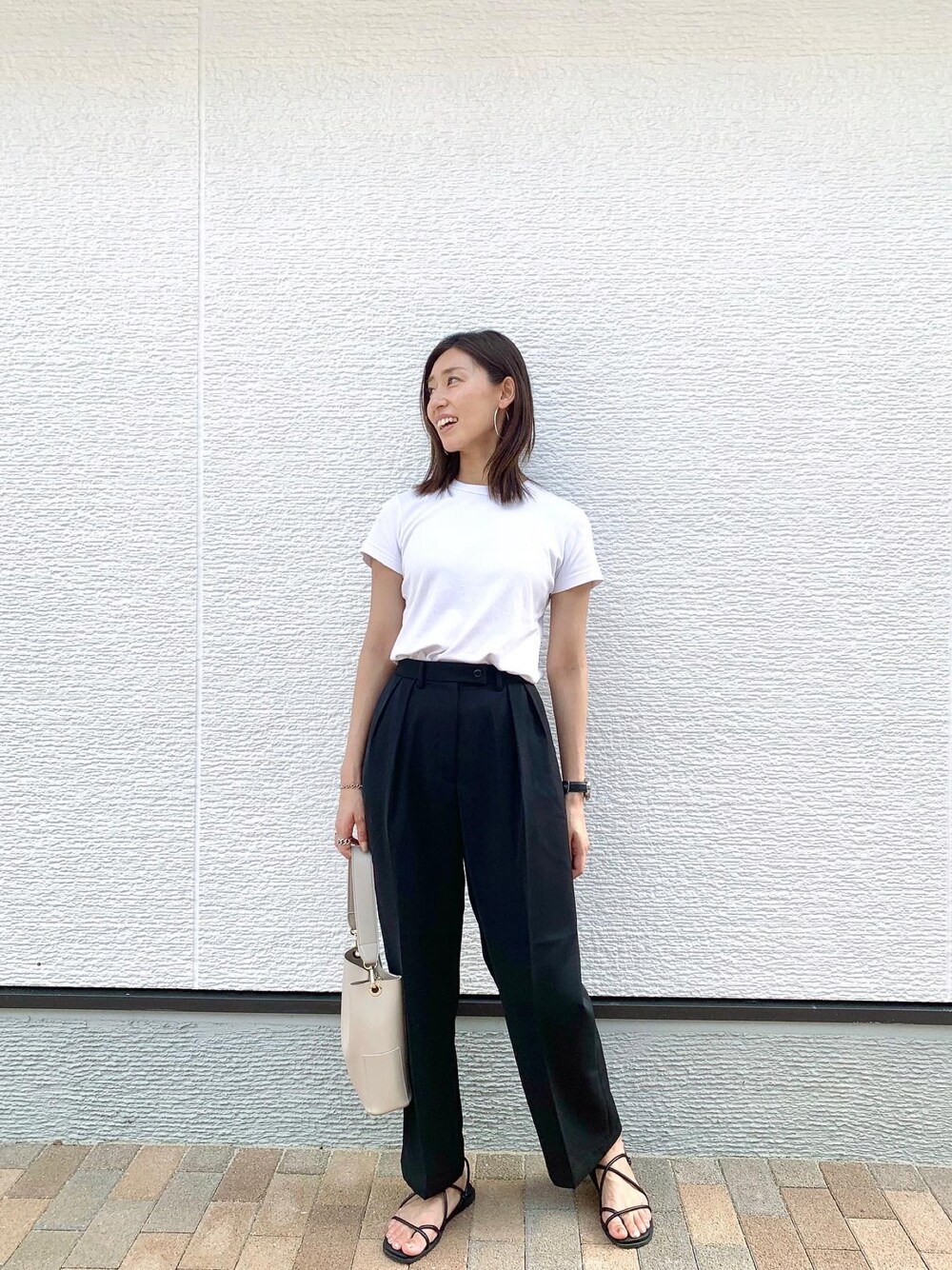 「大人カジュアル、カジュアルコーデ、シンプル、パンツスタイル」｜「UNIQLOのアイテム（Tシャツ/カットソー、ホワイト系）」を使った、sutchiiさん（レディース・166cm）の秋コーディネートの1枚目の写真