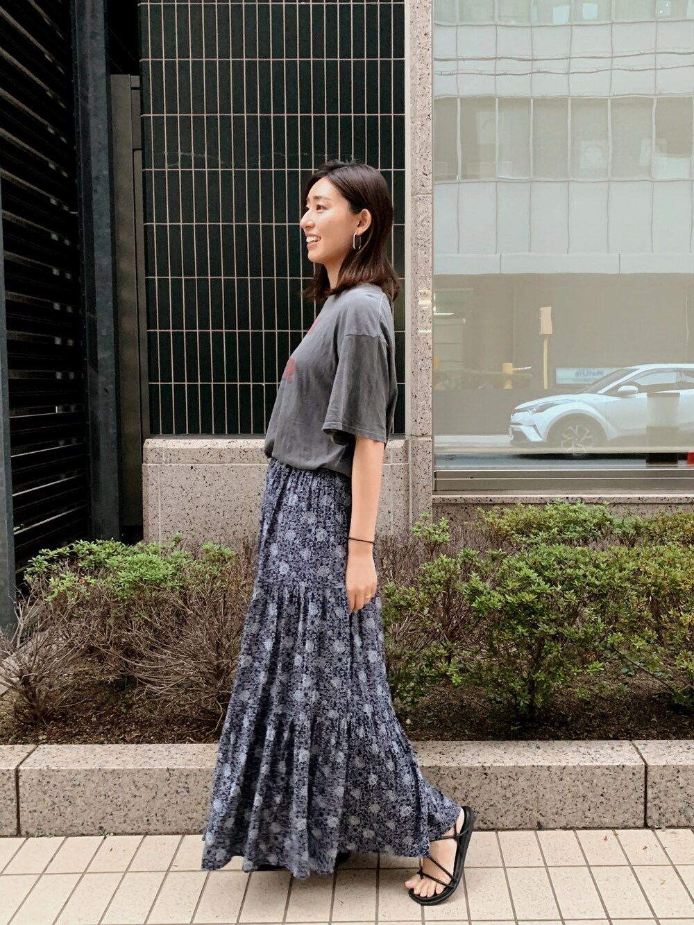 「オトナカジュアル、秋服、ゆるコーデ、今日のコーデ、モノトーン」｜「UngridのツアーロゴルーズTee（Tシャツ/カットソー、グレー系）」を使った、sutchiiさん（レディース・166cm）の秋コーディネートの1枚目の写真