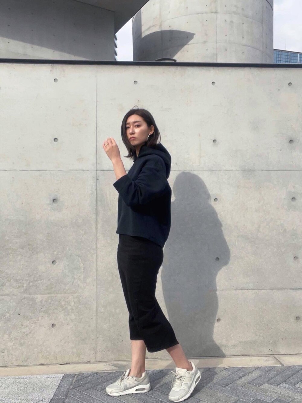 「大人カジュアル、春コーデ、休日スタイル、きれいめカジュアル、大人女子、スカート、ブラックコーデ、ワントーンコーデ」｜「NIKEのアイテム（スニーカー、グレー系）」を使った、sutchiiさん（レディース・166cm）の冬コーディネートの1枚目の写真