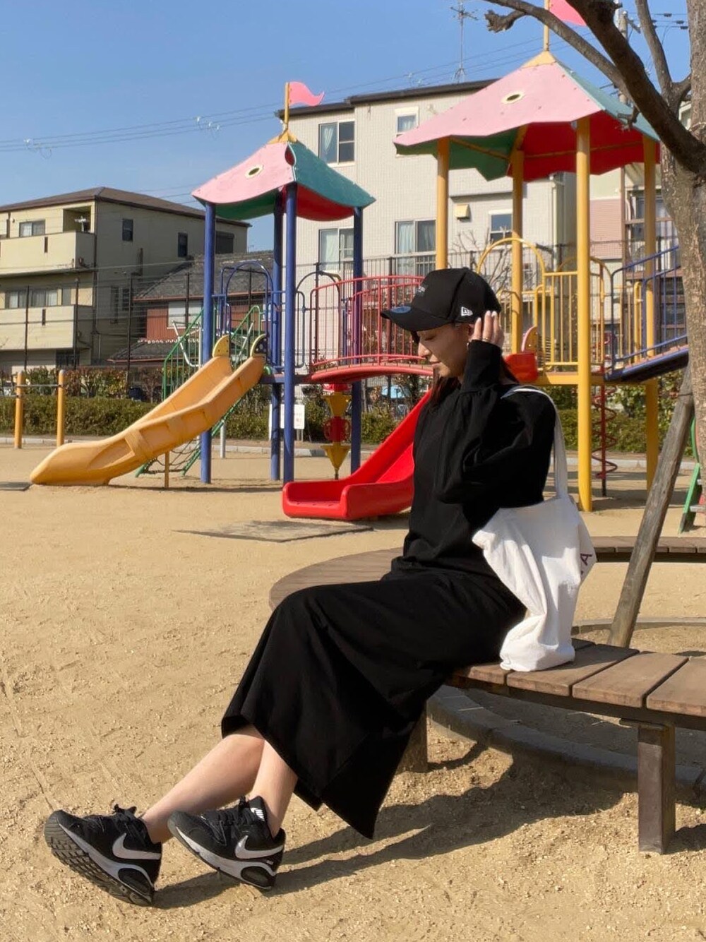 「カジュアルコーデ、今日のコーデ、大人カジュアル、春夏コーデ、ラクチンコーデ、スニーカーコーデ、モノトーンコーデ、着回しコーデ、キャップ、ラフコーデ、モード、春服みてみて」｜「Ungridのスリーブデザインカットワンピース（ワンピース、ブラック系）」を使った、sutchiiさん（レディース・166cm）の春コーディネートの1枚目の写真