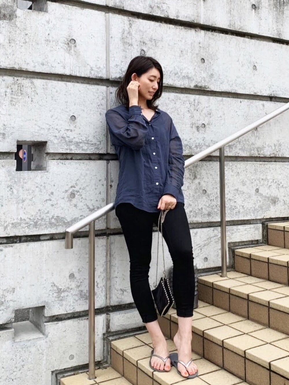 「オトナ女子、パンツスタイル、大人カジュアル」｜「UNIQLOのアイテム（シャツ/ブラウス、ブルー系）」を使った、sutchiiさん（レディース・166cm）の秋コーディネートの1枚目の写真