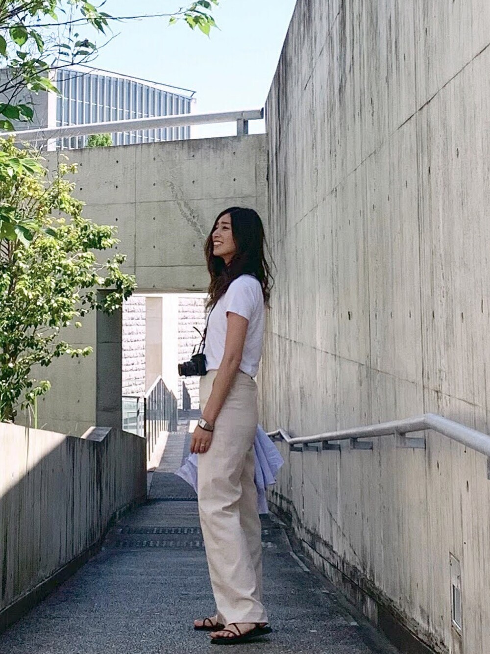 「春、オトナカジュアル、ゆるコーデ、カジュアル、シンプル、ラクチンコーデ、オトナ女子、キレイめ、大人コーデ、ホワイト、プチプラコーデ、ナチュラル、今日のコーデ、フラットシューズ」｜「UNIQLOのクルーネックT（半袖）（Tシャツ/カットソー、ホワイト系）」を使った、sutchiiさん（レディース・166cm）の春コーディネートの1枚目の写真