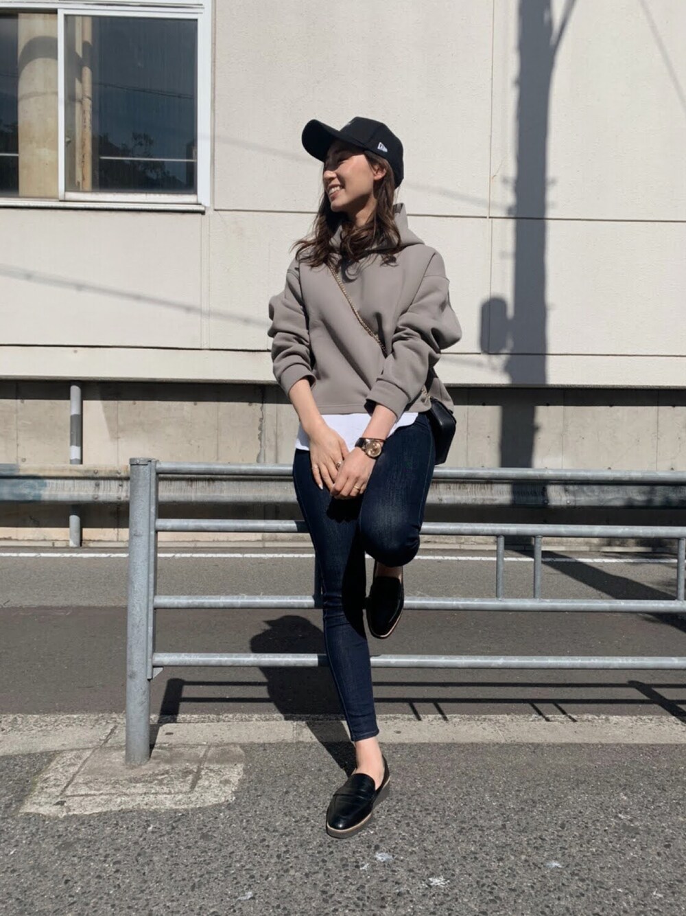 「シンプルコーデ、今日のコーデ、秋色、ラクチンコーデ、大人カジュアル」｜「NEW ERAのアイテム（キャップ、ブラック系）」を使った、sutchiiさん（レディース・166cm）の秋コーディネートの1枚目の写真