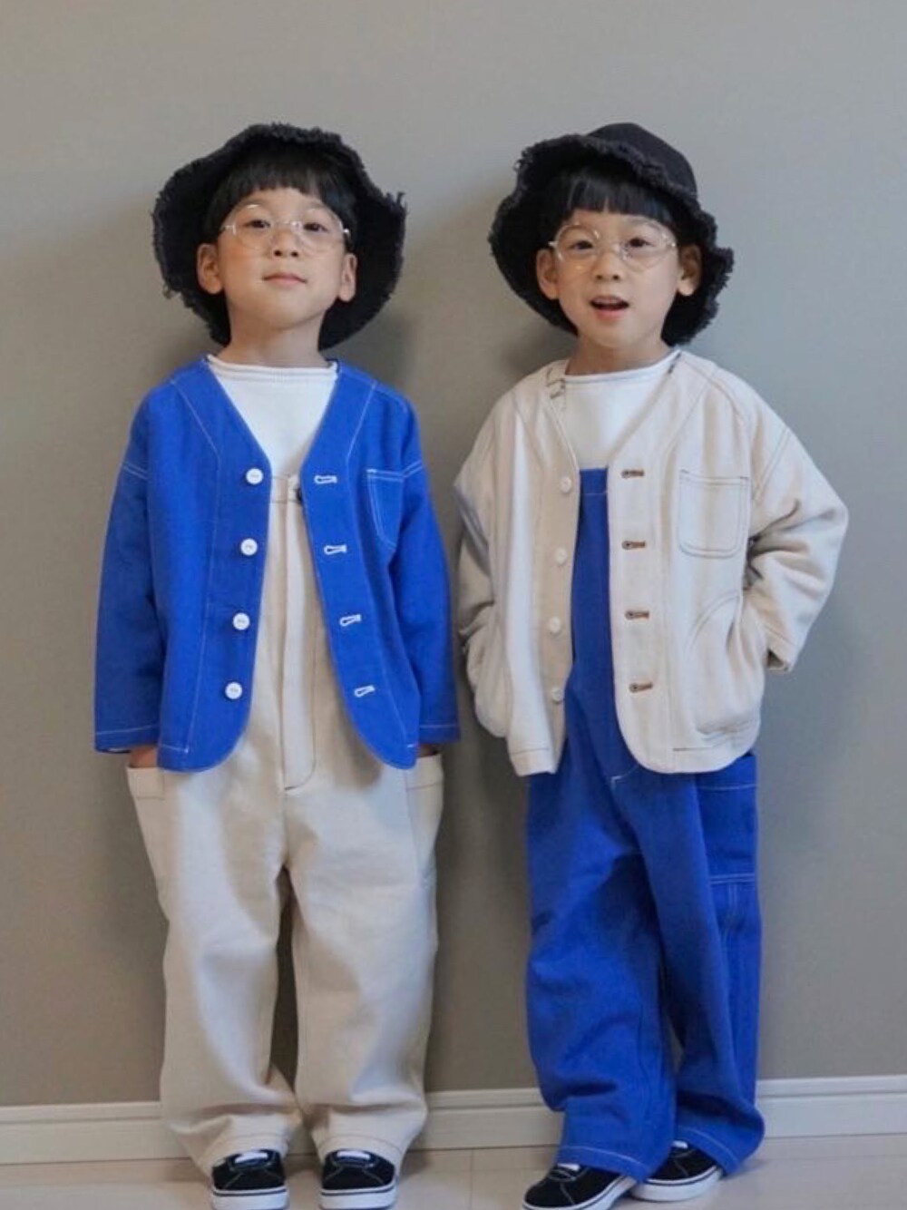 「キッズファッション、むすこーで、lowrysfarmkids、オーバーオール、双子コーデ、キッズコーデ、ゆるコーデ、春コーデ」｜「LOWRYS FARMのコットンステッチオーバーオール　263110（サロペット/オーバーオール、ホワイト系）」を使った、soraniji913さん（キッズ・110cm）の冬コーディネートの1枚目の写真