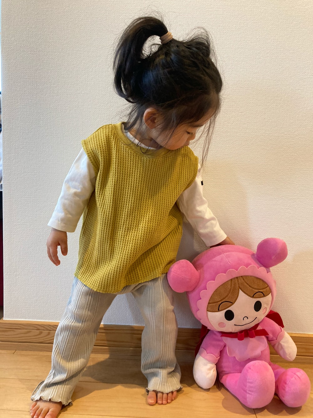 「プリーツパンツ、レイヤードスタイル、イエロー、チャオパニックティピー(CIAOPANIC TYPY)、GU、キッズコーデ、シンプル、女の子、1歳」｜「CIAOPANIC TYPYの【ママとお揃い】キッズワッフルノースリーブTee（Tシャツ/カットソー、イエロー系）」を使った、akona20さん（キッズ・80cm）の春コーディネートの1枚目の写真