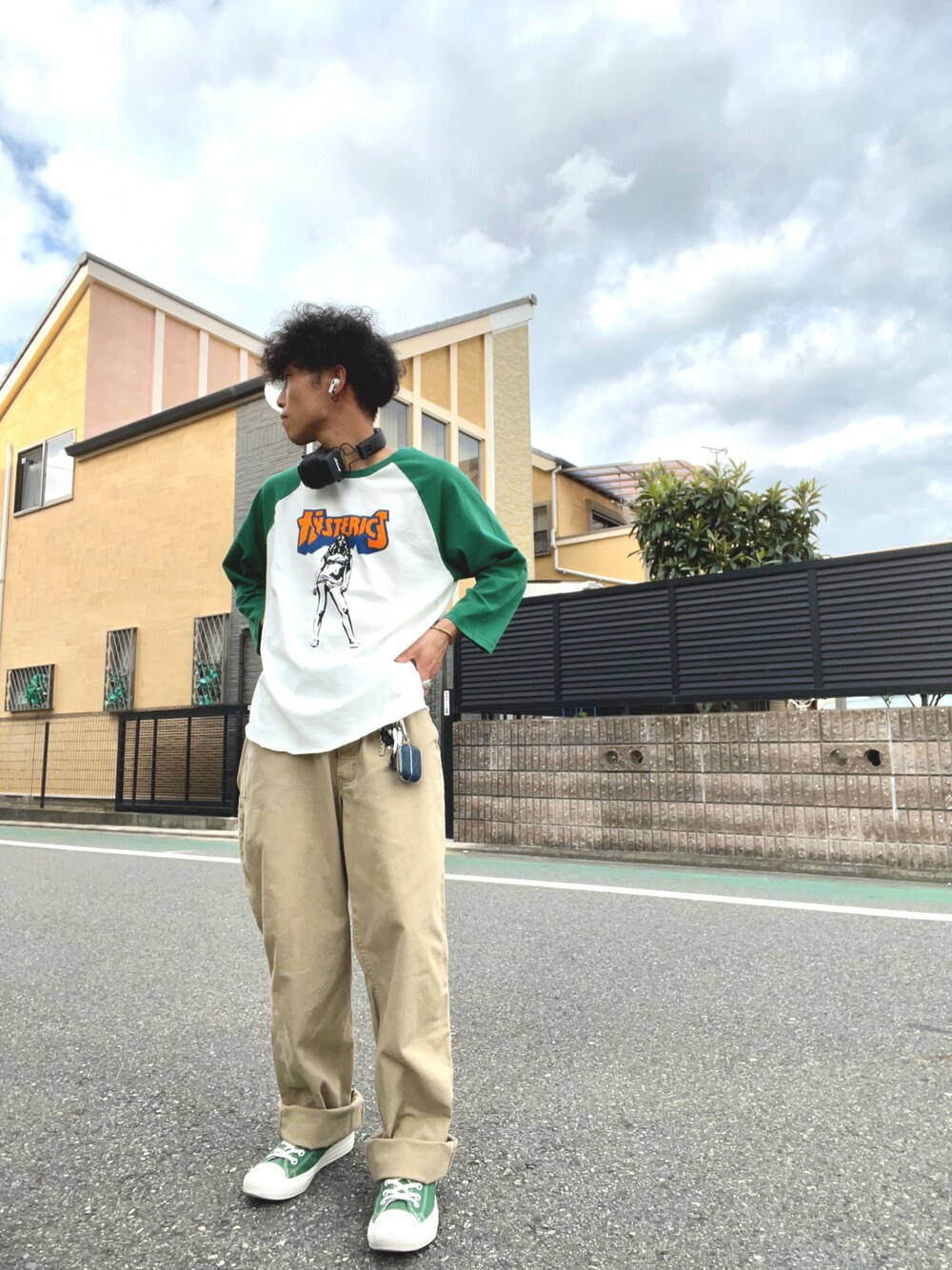 「みんなの白Tフェス、オトナカジュアル、シンプル、ワイドパンツ、おしゃれさんと繋がりたい、夏コーデ、今日のコーデ、hysteric glamour、carhartt、converse、デニムパンツ、Tシャツ、低身長コーデ、リラックススタイル、シンプルスタイル」｜「CONVERSEの《CONVERSE》ALLSTAR US 64 MP HI（スニーカー、グリーン系）」を使った、𝕐𝕦𝕤𝕦𝕜𝕖さん（メンズ・162cm）の夏コーディネートの1枚目の写真