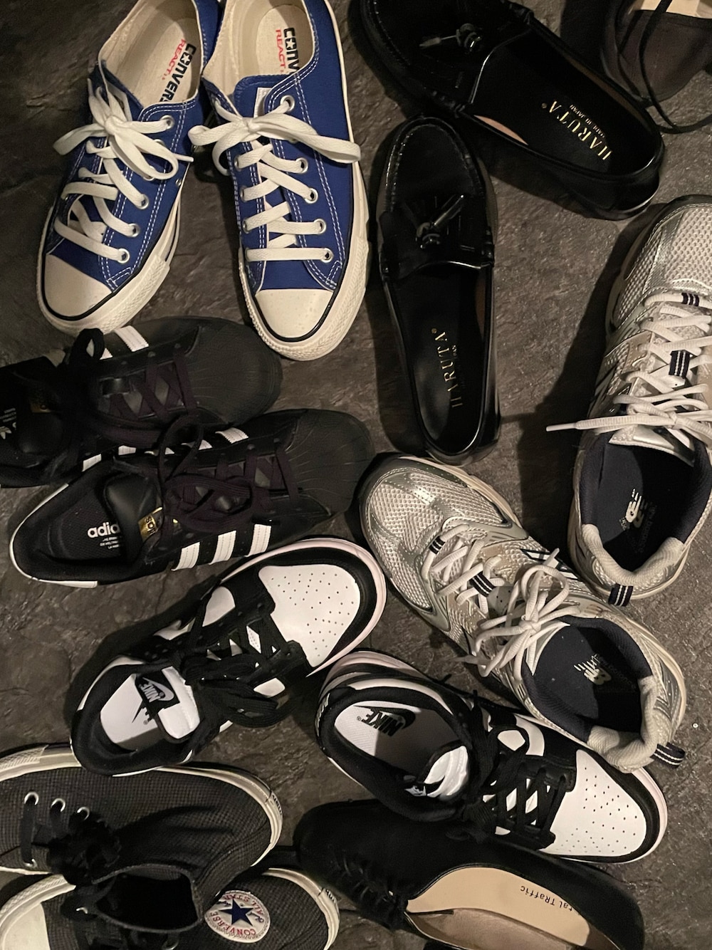 「スニーカー、adidas、New Balance、converse、HARUTA、NIKE」｜「HARUTAのアイテム（ローファー、ブラック系）」を使った、oolong2さん（レディース・163cm）の春コーディネートの1枚目の写真